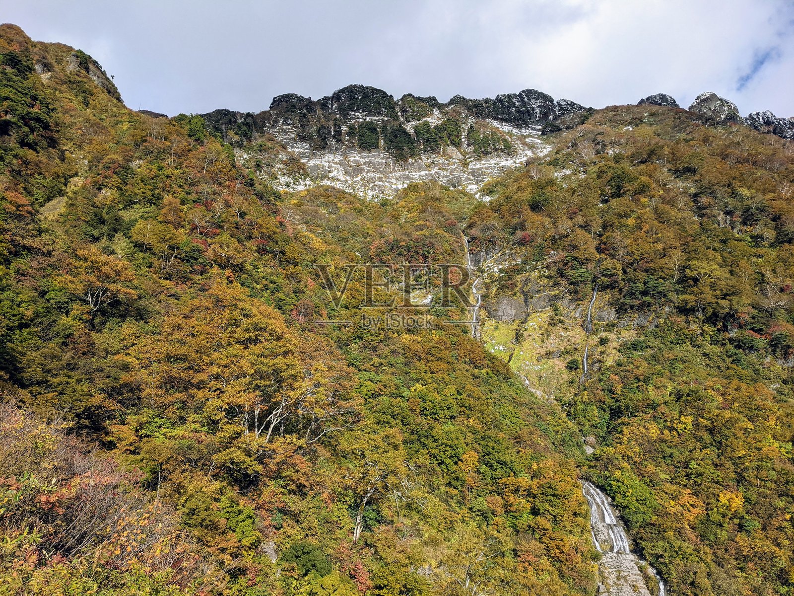 十月时在日本新潟县南鱼沼市八海山的‘Byobudo’路线旁，秋叶环绕的神圣瀑布景观。照片摄影图片