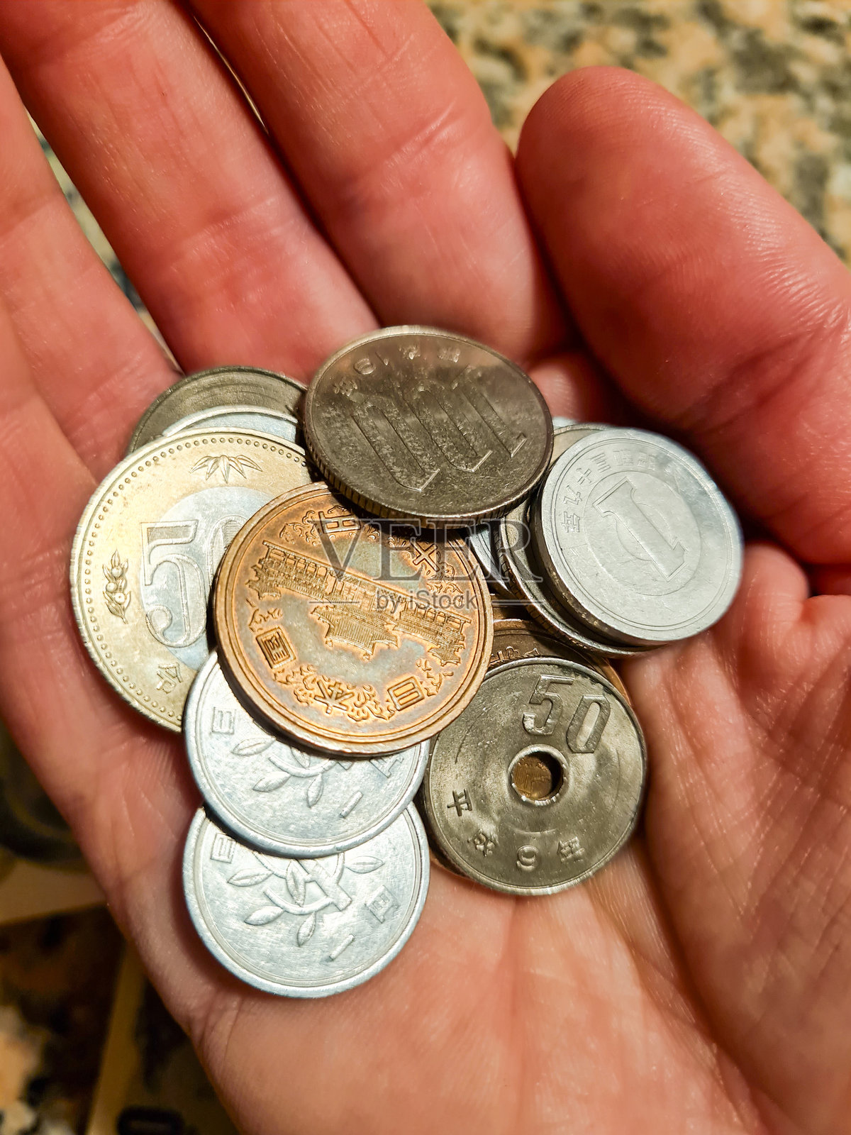 手掌中握着一把日本 yen。照片摄影图片