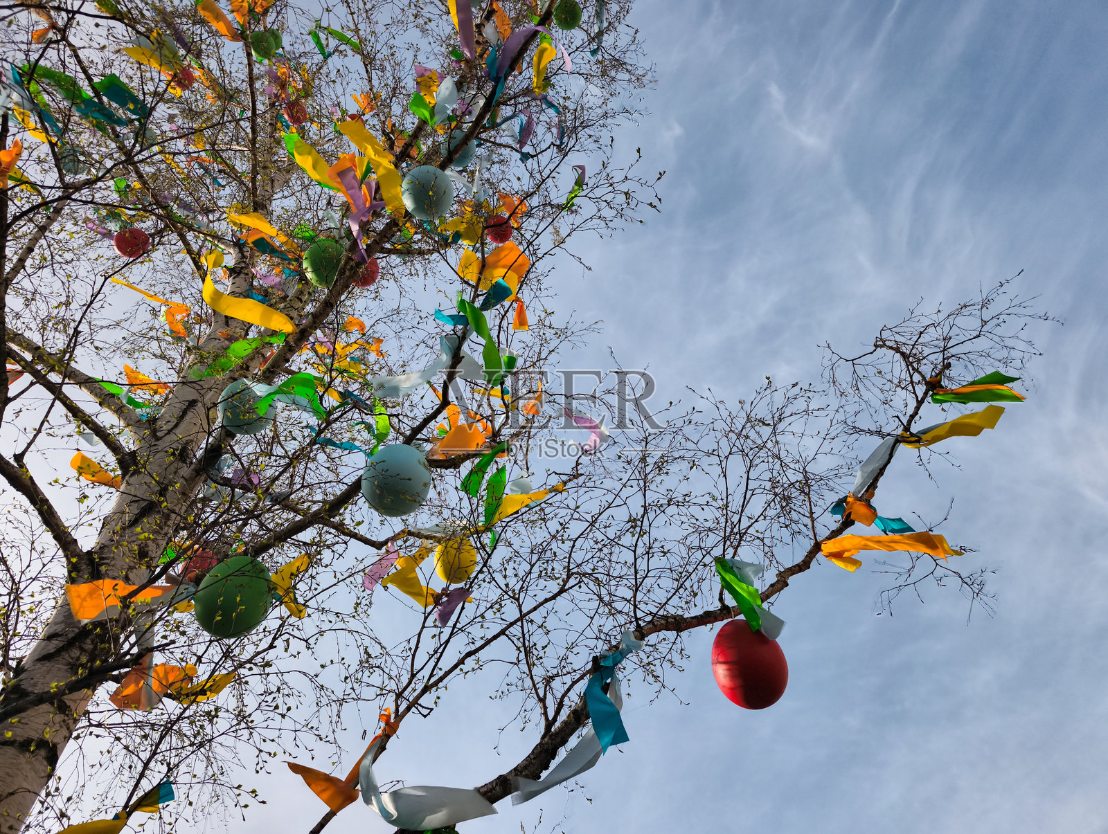 布拉格的复活节树装饰着五彩斑斓的彩蛋和丝带照片摄影图片