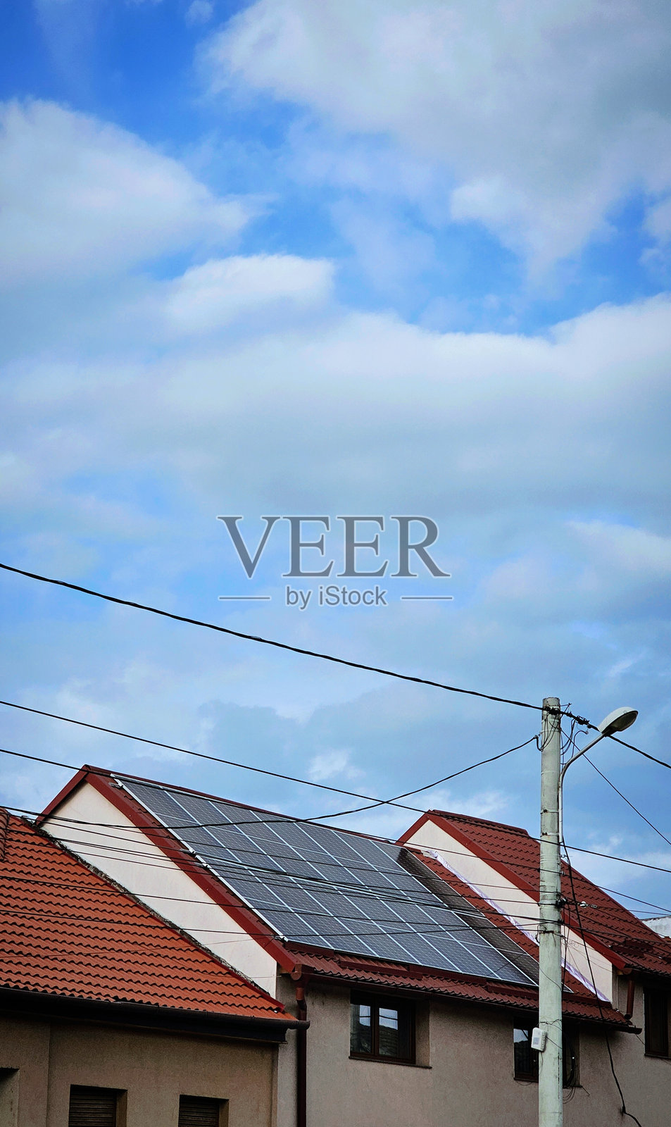 罗马尼亚一栋住宅建筑屋顶上的太阳能电池板照片摄影图片