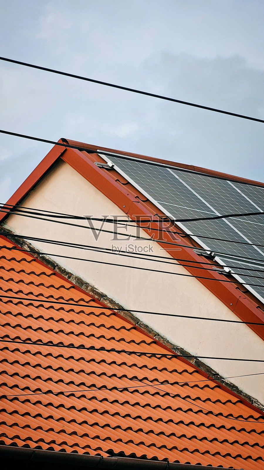 罗马尼亚一栋住宅建筑屋顶上的太阳能电池板照片摄影图片