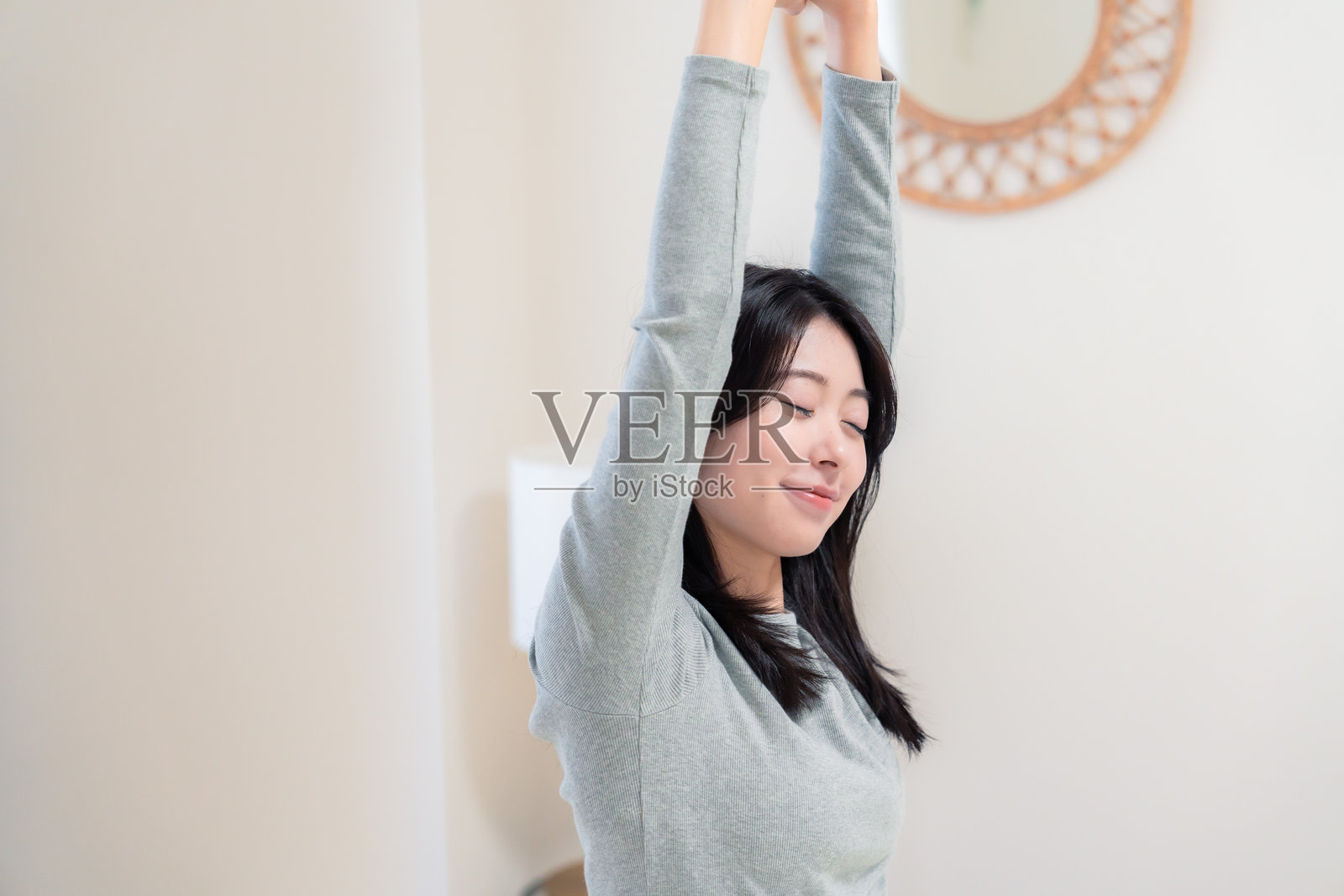 年轻女性在床上醒来照片摄影图片