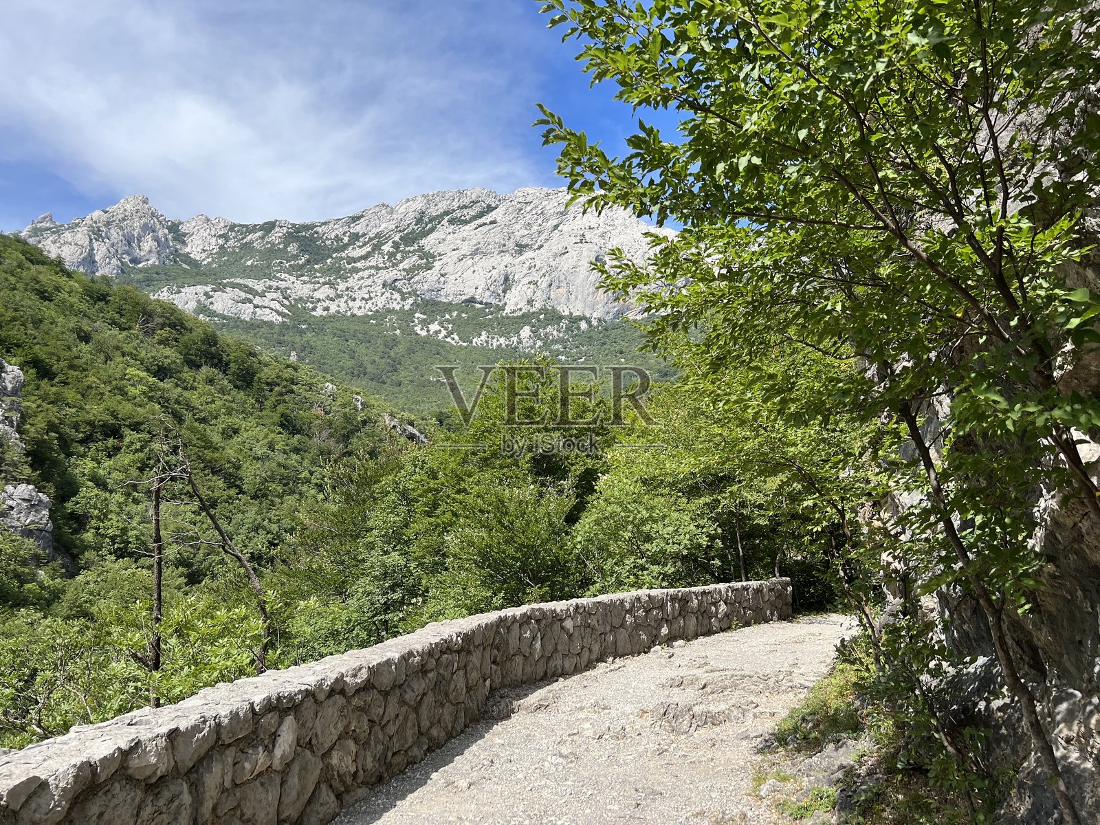 克罗地亚帕克莱尼察国家公园的维利卡·帕克莱尼察峡谷中的登山和休闲小径照片摄影图片