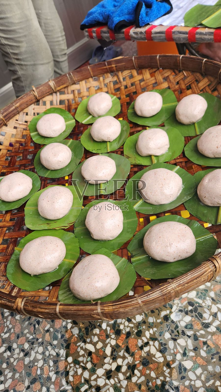 绿色叶子上的粉色饺子篮照片摄影图片