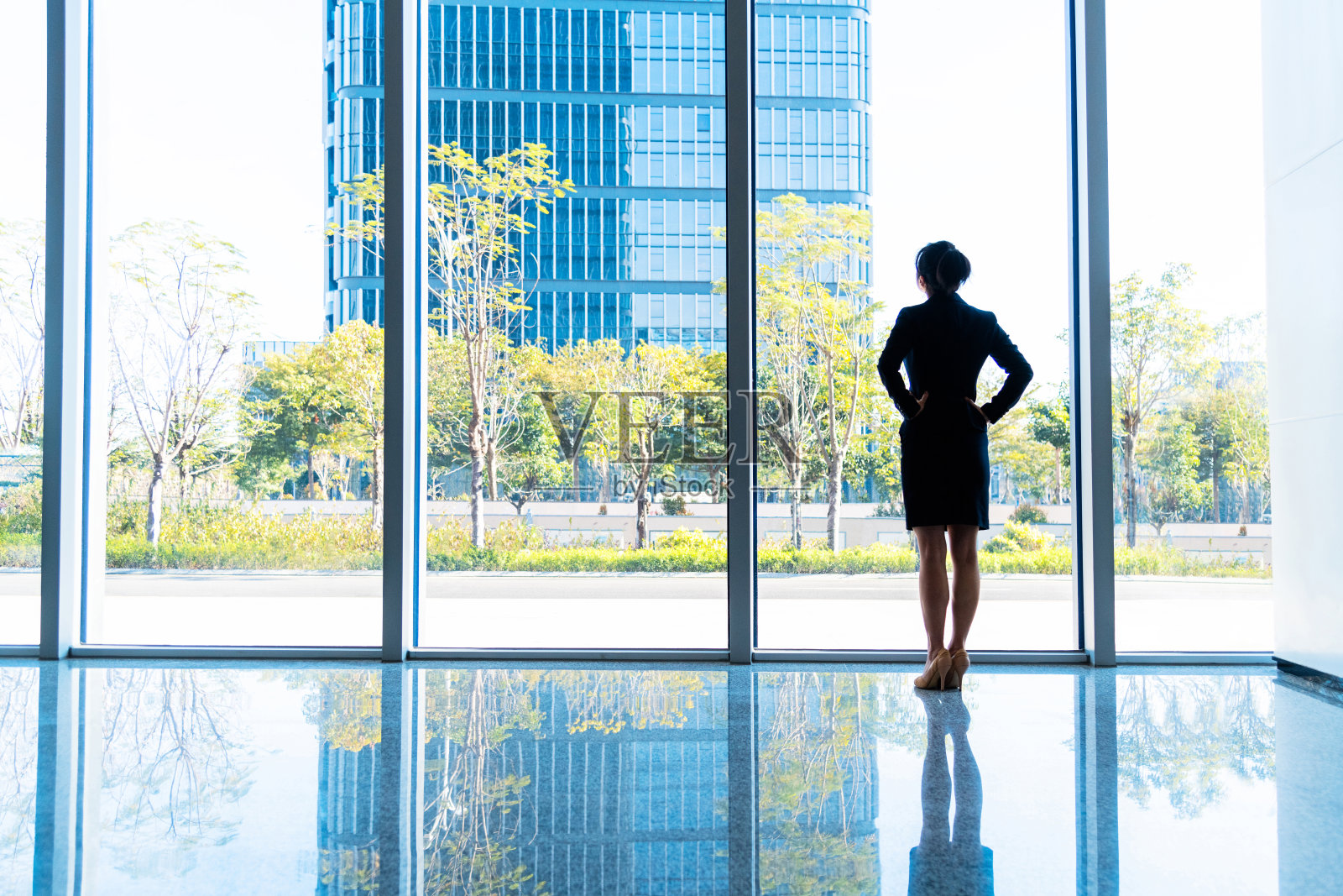 思考中的商人背影望向窗外照片摄影图片