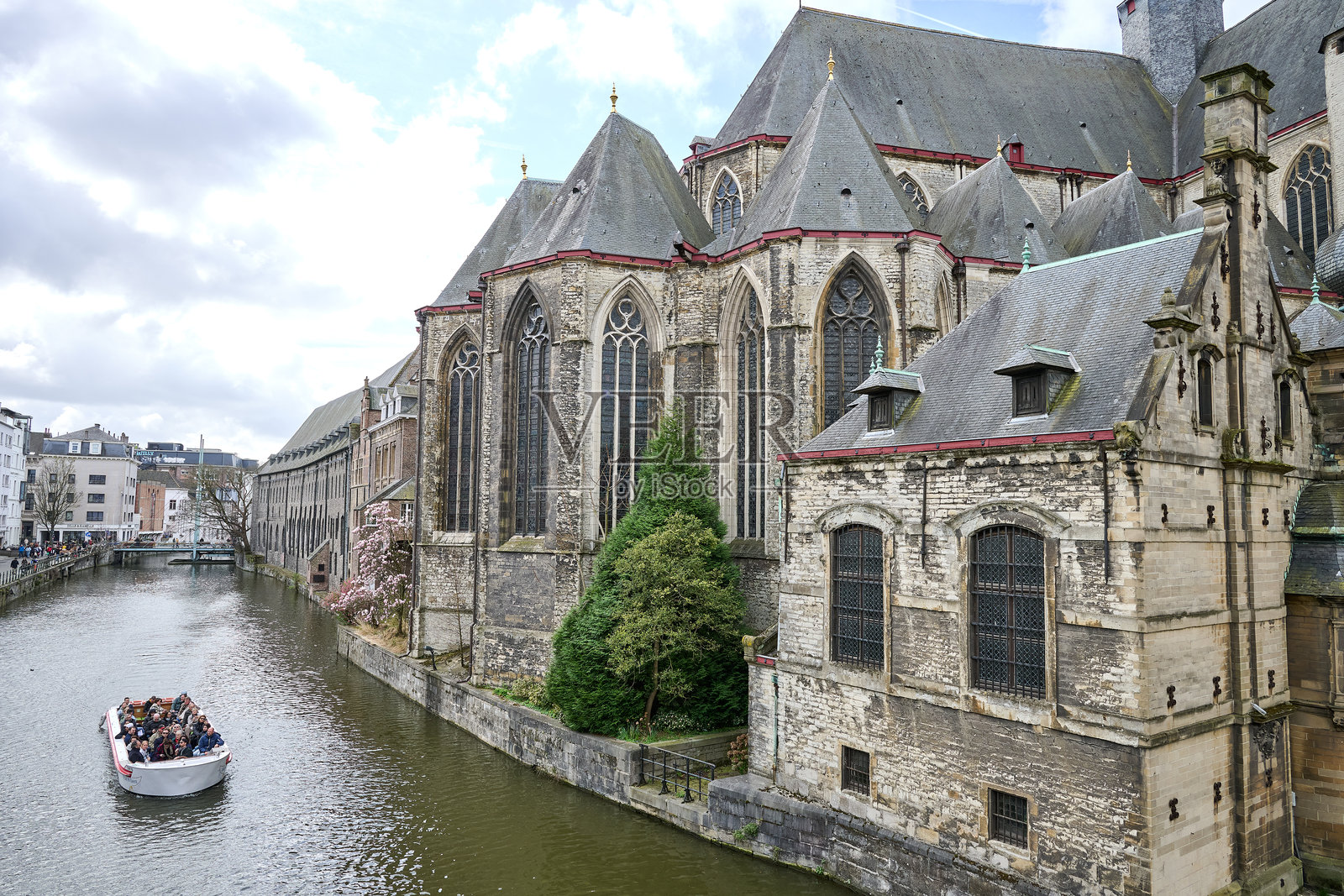 人们在比利时根特的历史中心享受阳光明媚的一天照片摄影图片