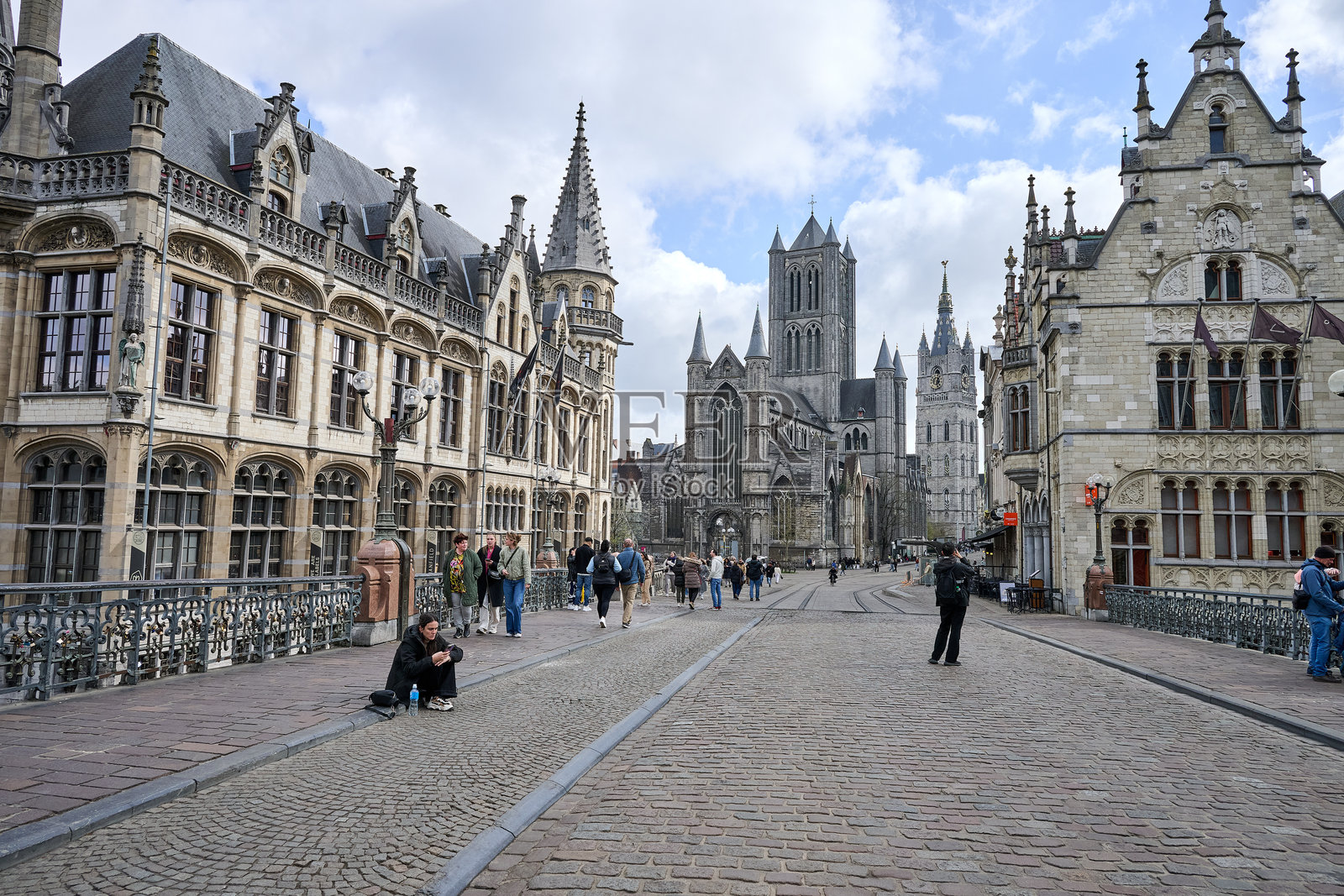 人们在比利时根特的历史中心享受阳光明媚的一天照片摄影图片