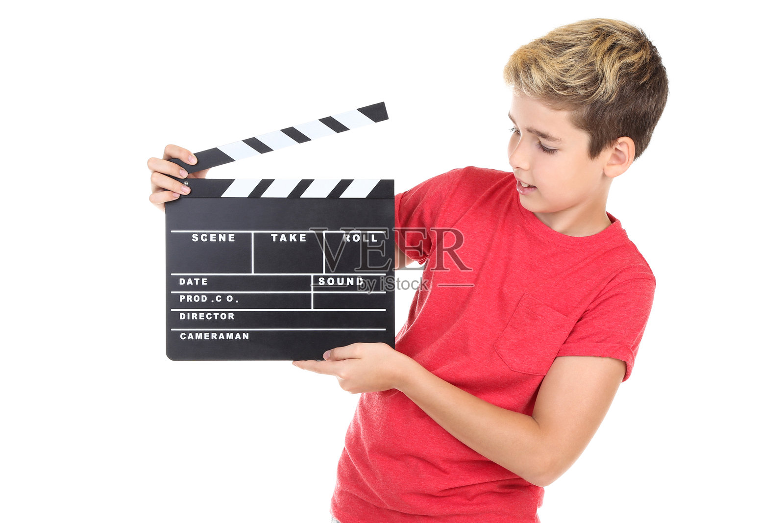 年轻男孩手持拍板，背景为白色照片摄影图片