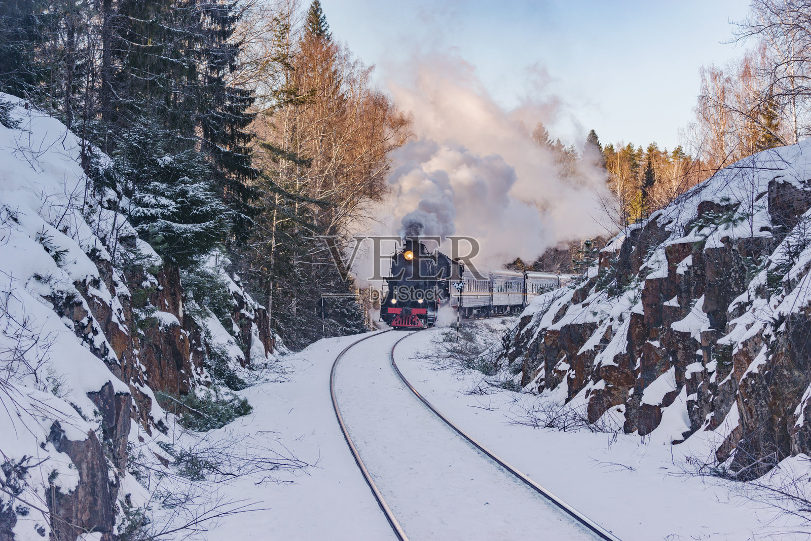 复古火车在冬晨行驶。照片摄影图片