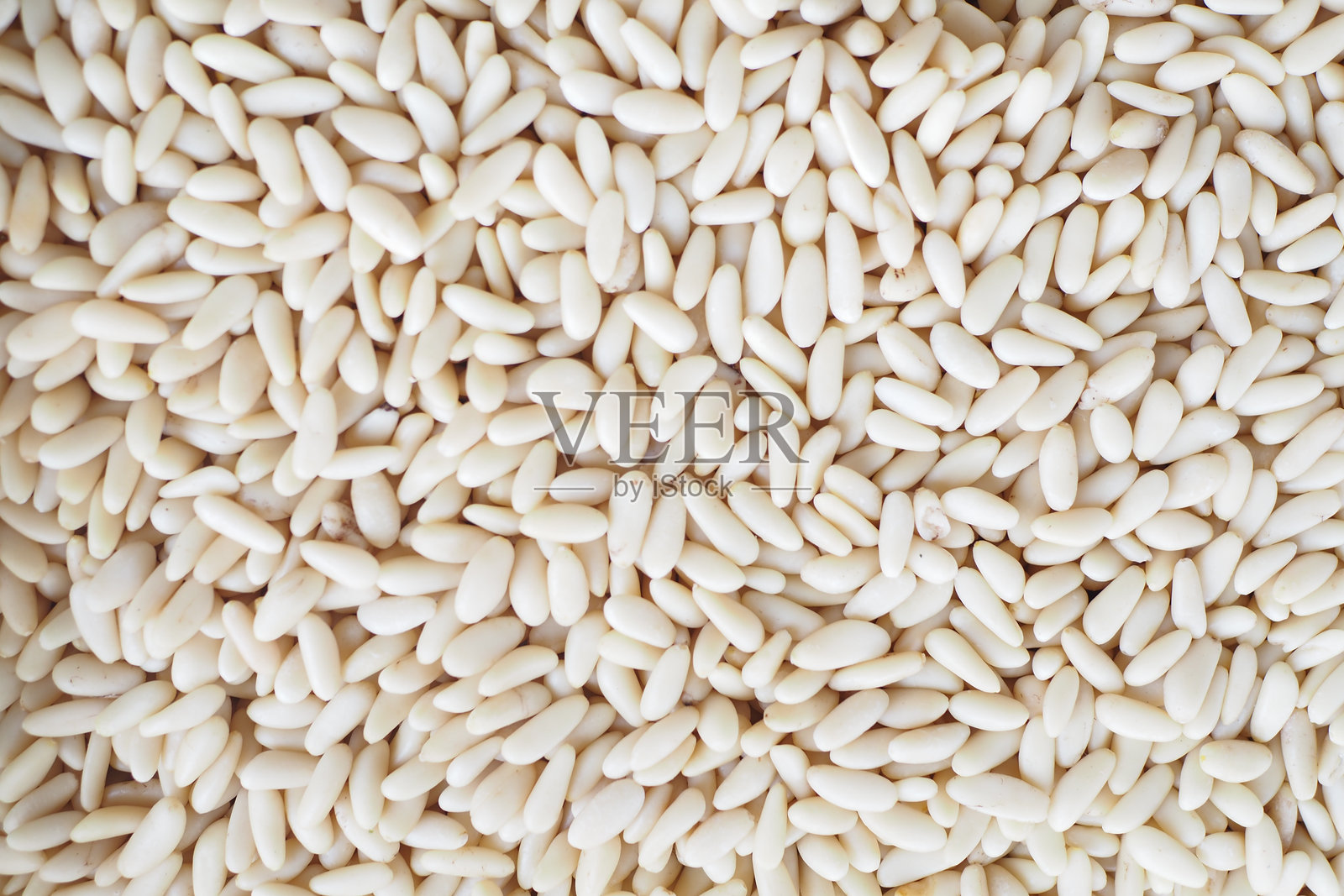 健康的松子，孤立在白色背景上。照片摄影图片