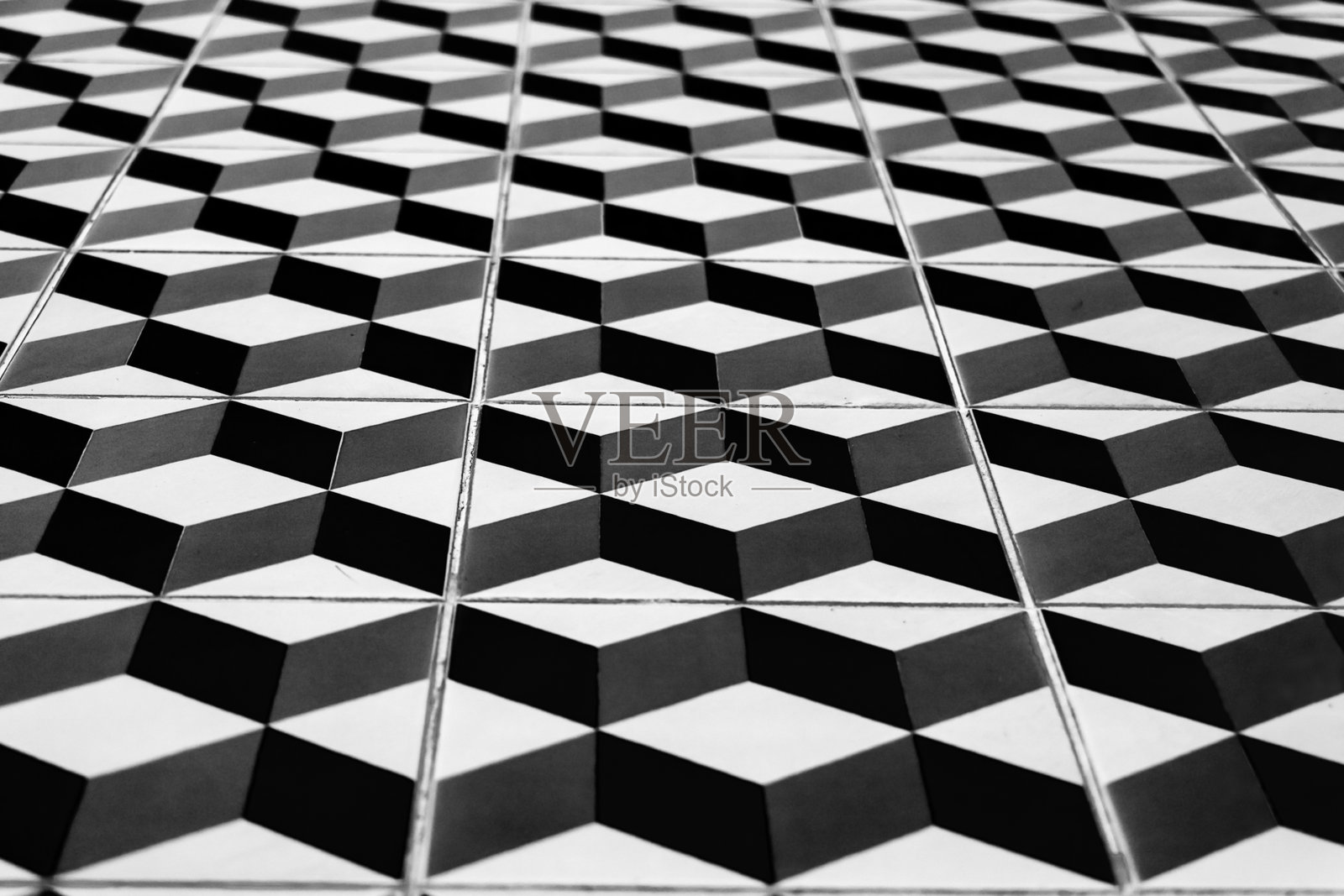 复古瓷砖地面的透视视图。地面上重复的几何骰子图案。照片摄影图片