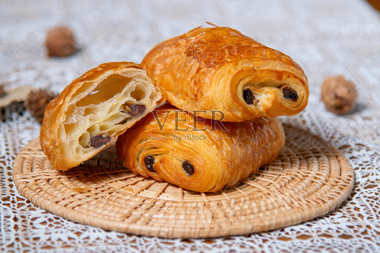 巧克力可颂面包照片摄影图片