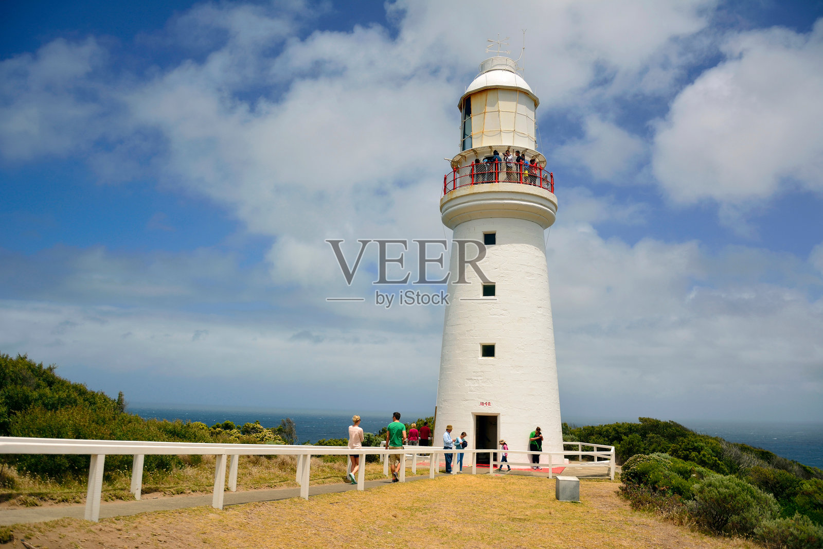 澳大利亚维多利亚州奥特威角 - 2016年1月4日。位于维多利亚南部的奥特威角灯塔。建于1848年,是维多利亚州最古老的在用灯塔,也是澳大利亚大陆上最古老的幸存灯塔之一。画面中有人在观赏。照片摄影图片