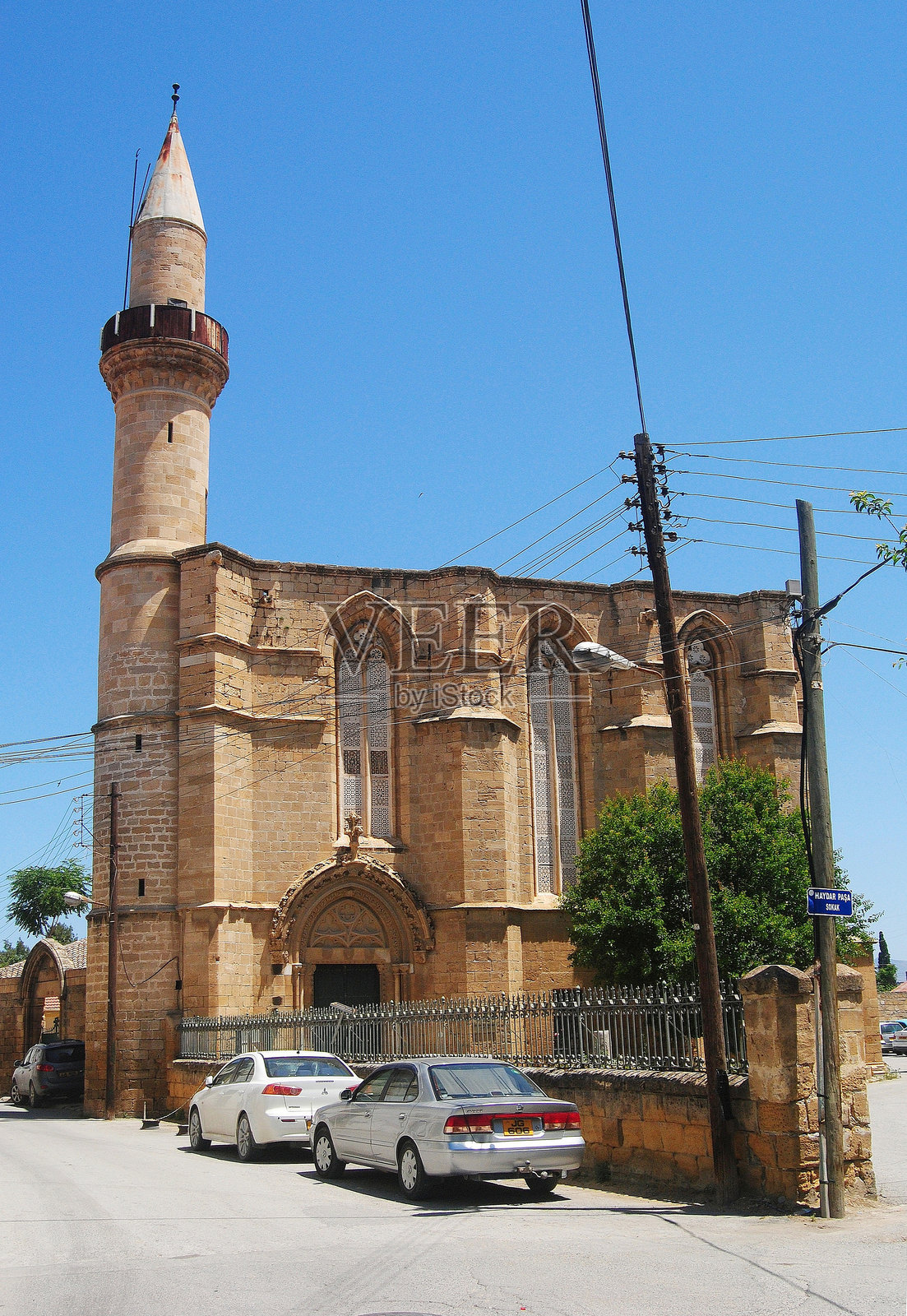 塞浦路斯北尼科西亚 - 2013年5月21日。海达尔帕夏清真寺。这座清真寺最初建于14世纪,原为圣凯瑟琳教堂,现在已对游客关闭。视角中有汽车。照片摄影图片