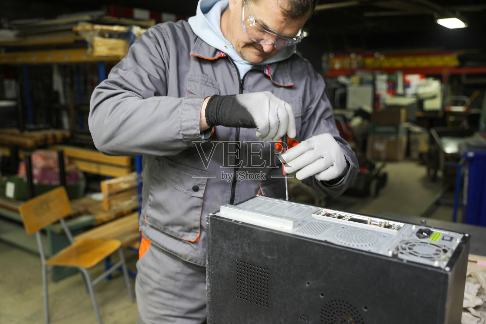 高级技术人员正在修理和清洁计算机。照片摄影图片