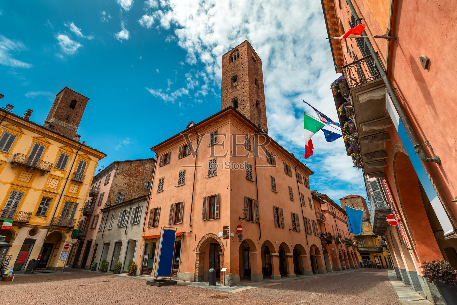 意大利阿尔巴的古老建筑和中世纪塔楼。照片摄影图片