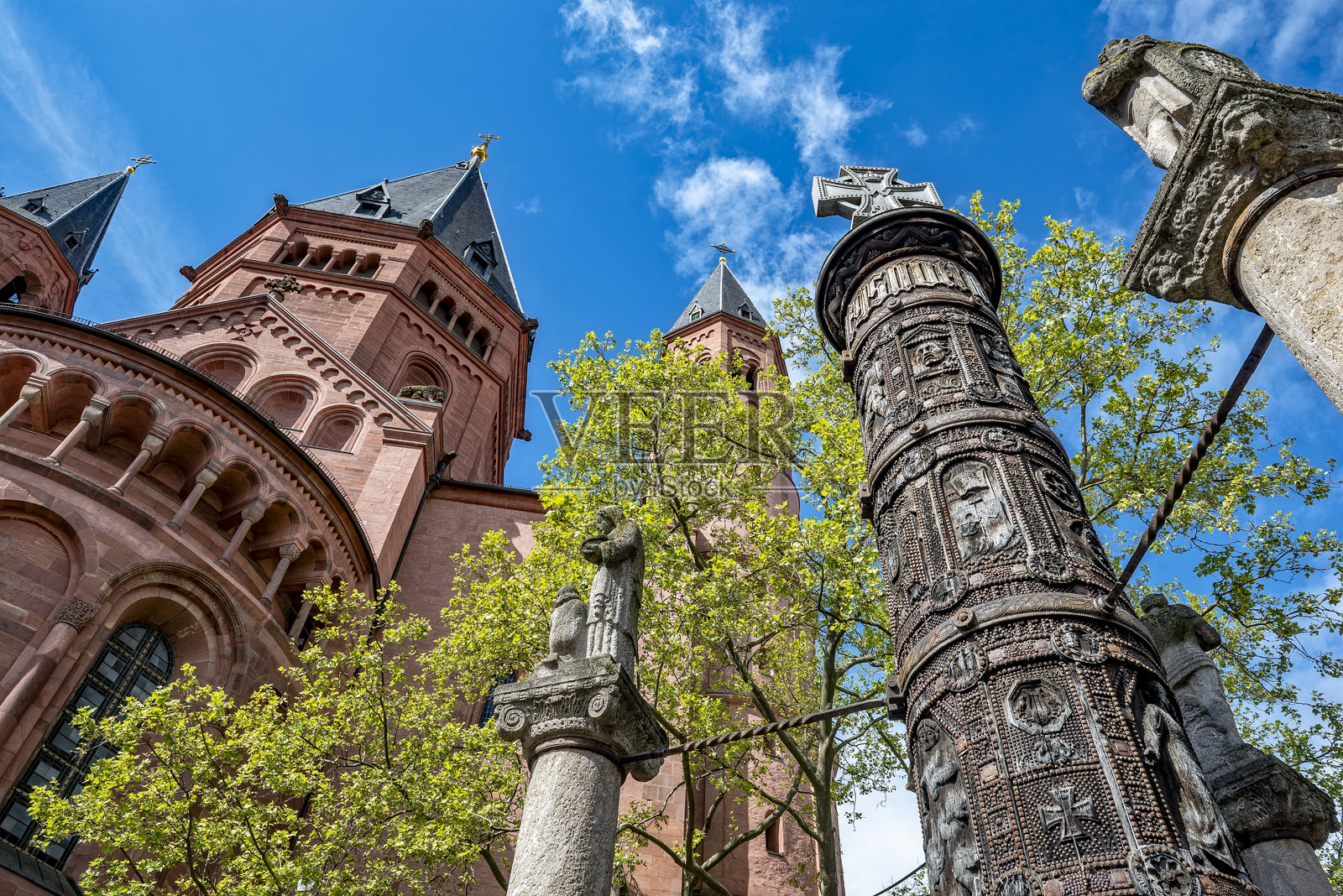 美因茨大教堂前的“钉柱”，是为一战受害者和残疾人筹款活动的遗物，在晴朗的天气下从下方拍摄。照片摄影图片