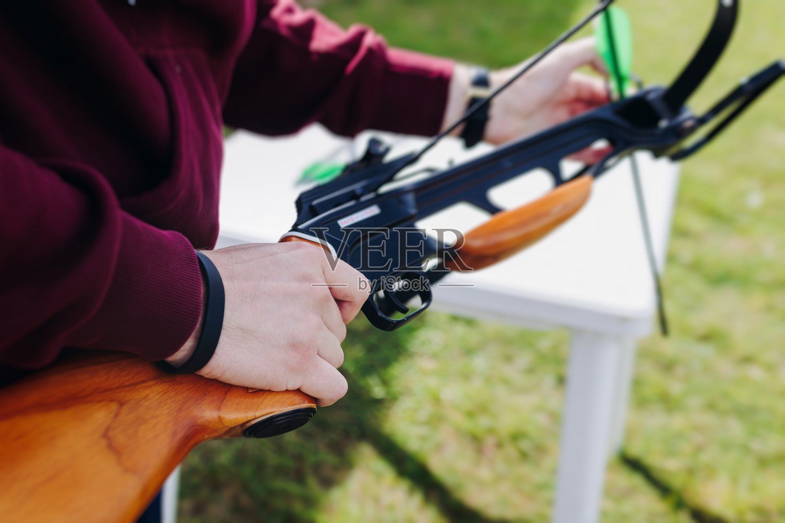 射击场的弩箭射击和射箭，男女在射击馆练习使用弩，复合弓训练，瞄准射箭场的目标，弓和箭照片摄影图片