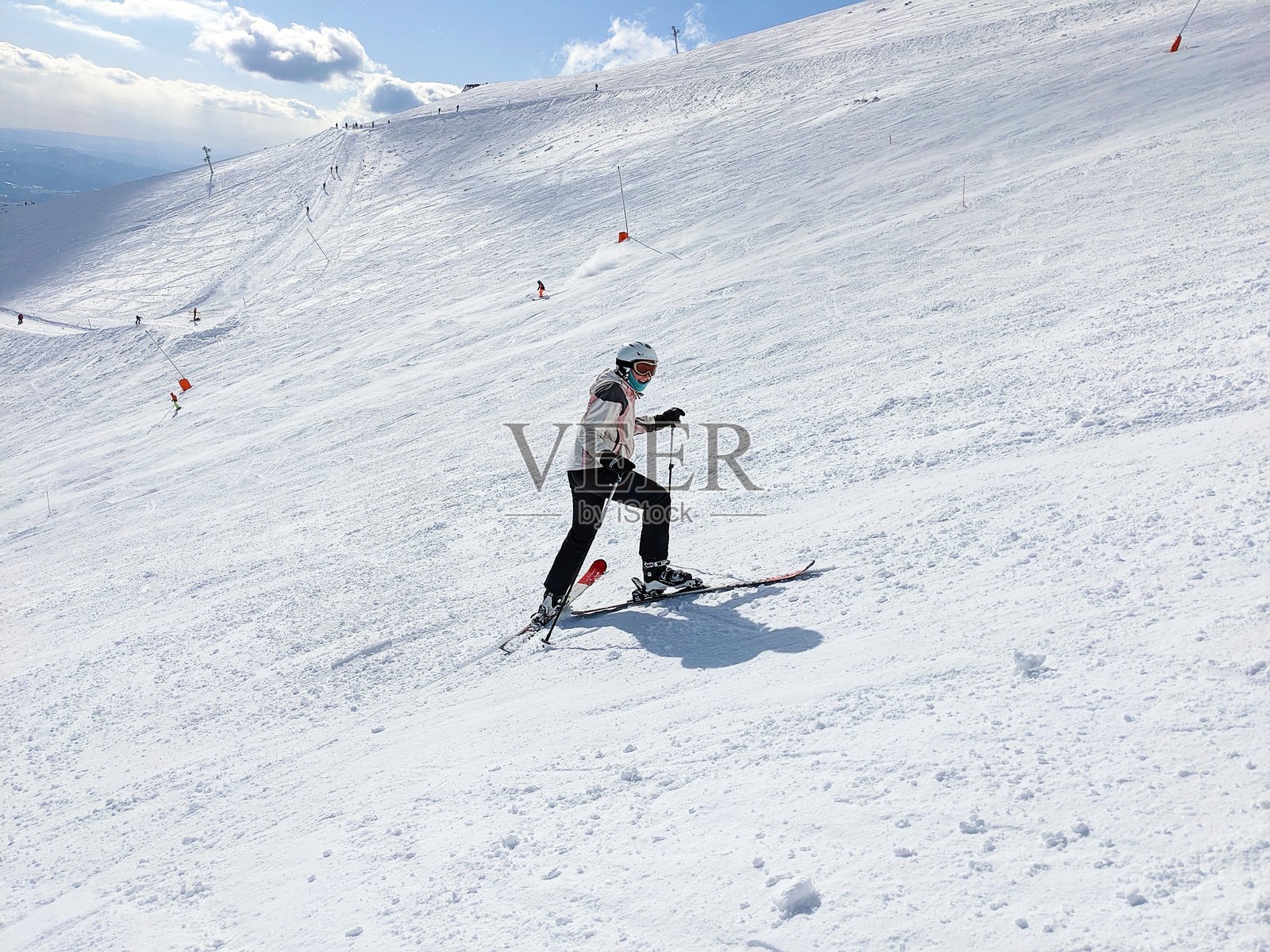 在斯洛伐克德曼诺夫斯卡山谷，一名女性滑雪者停在坡道上，面朝上坡。照片摄影图片