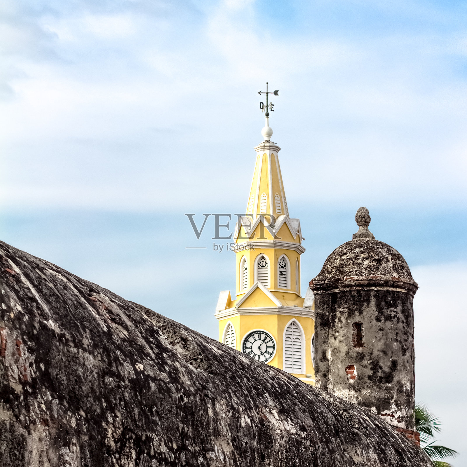 哥伦比亚卡塔赫纳大教堂塔楼与古老城墙的一部分的构图。照片摄影图片
