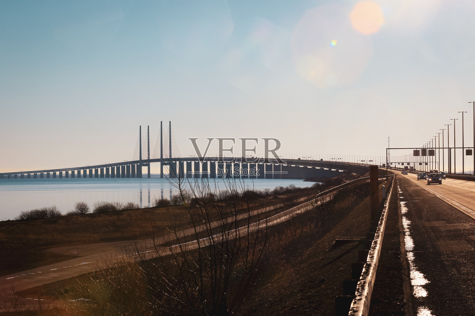 丹麦和瑞典之间的厄勒海峡大桥在阳光明媚的日子里的景色照片摄影图片