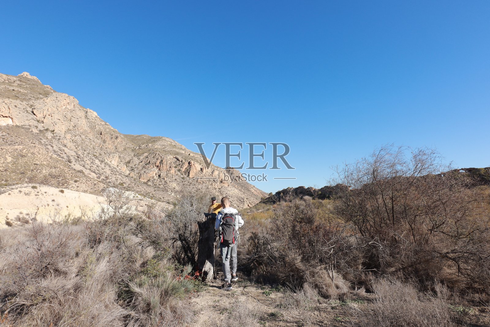 快乐的家庭在秋天的山中一起徒步旅行，享受美景。照片摄影图片