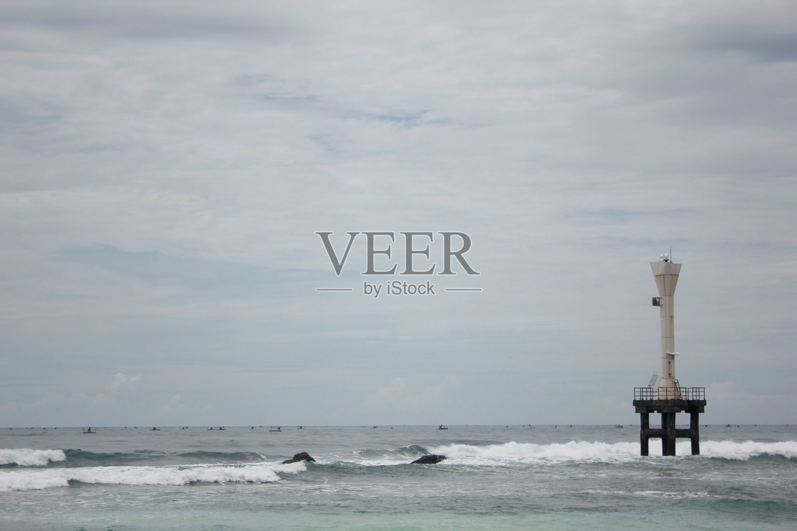 印度尼西亚海滩上的灯塔照片摄影图片