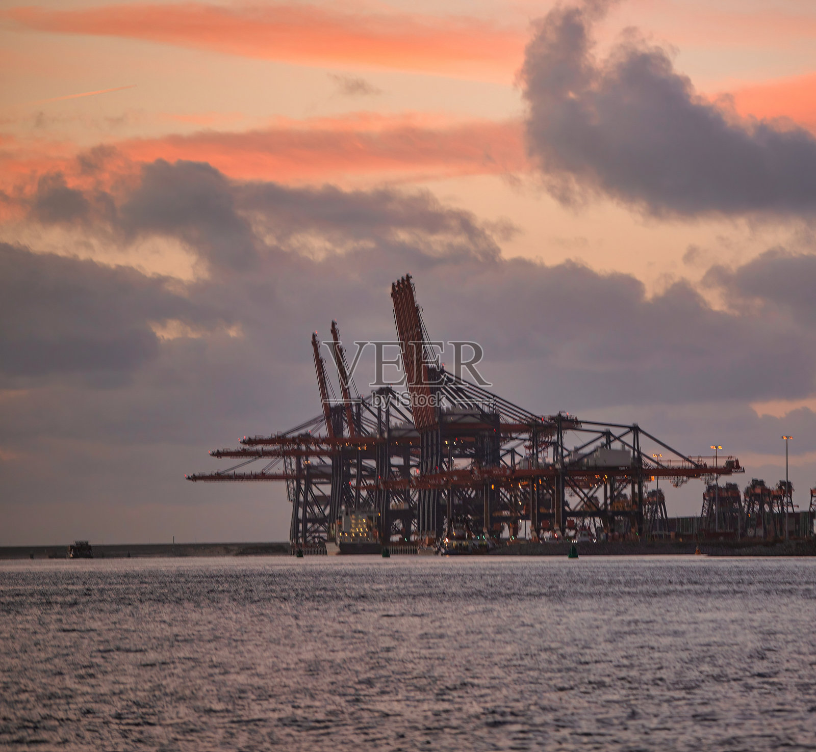 夜间起重机卸载集装箱船照片摄影图片