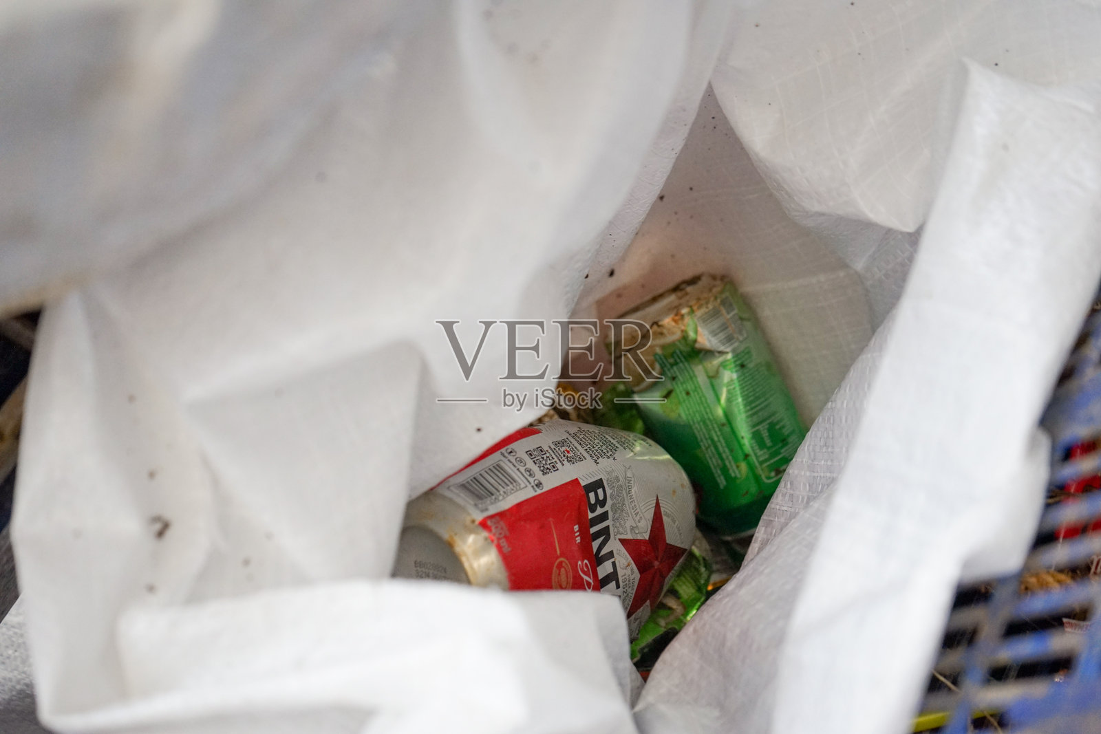 一堆废弃的罐子照片摄影图片