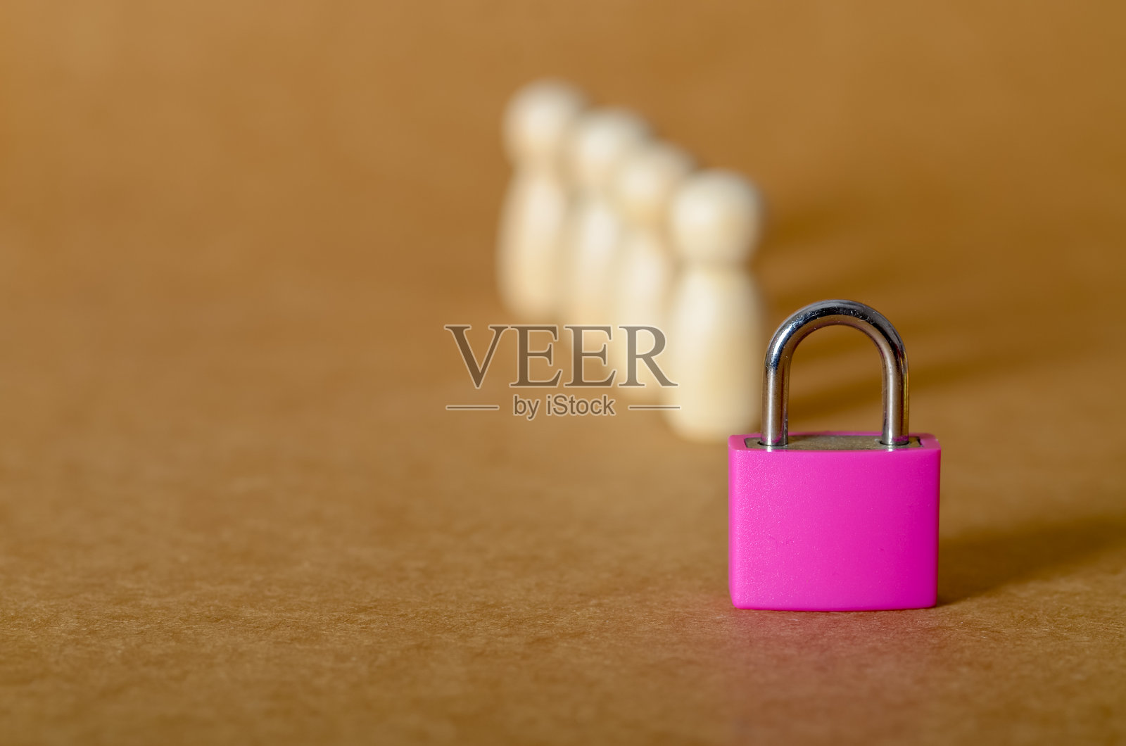 隐私与保护概念：小挂锁在匿名木制人形前面照片摄影图片