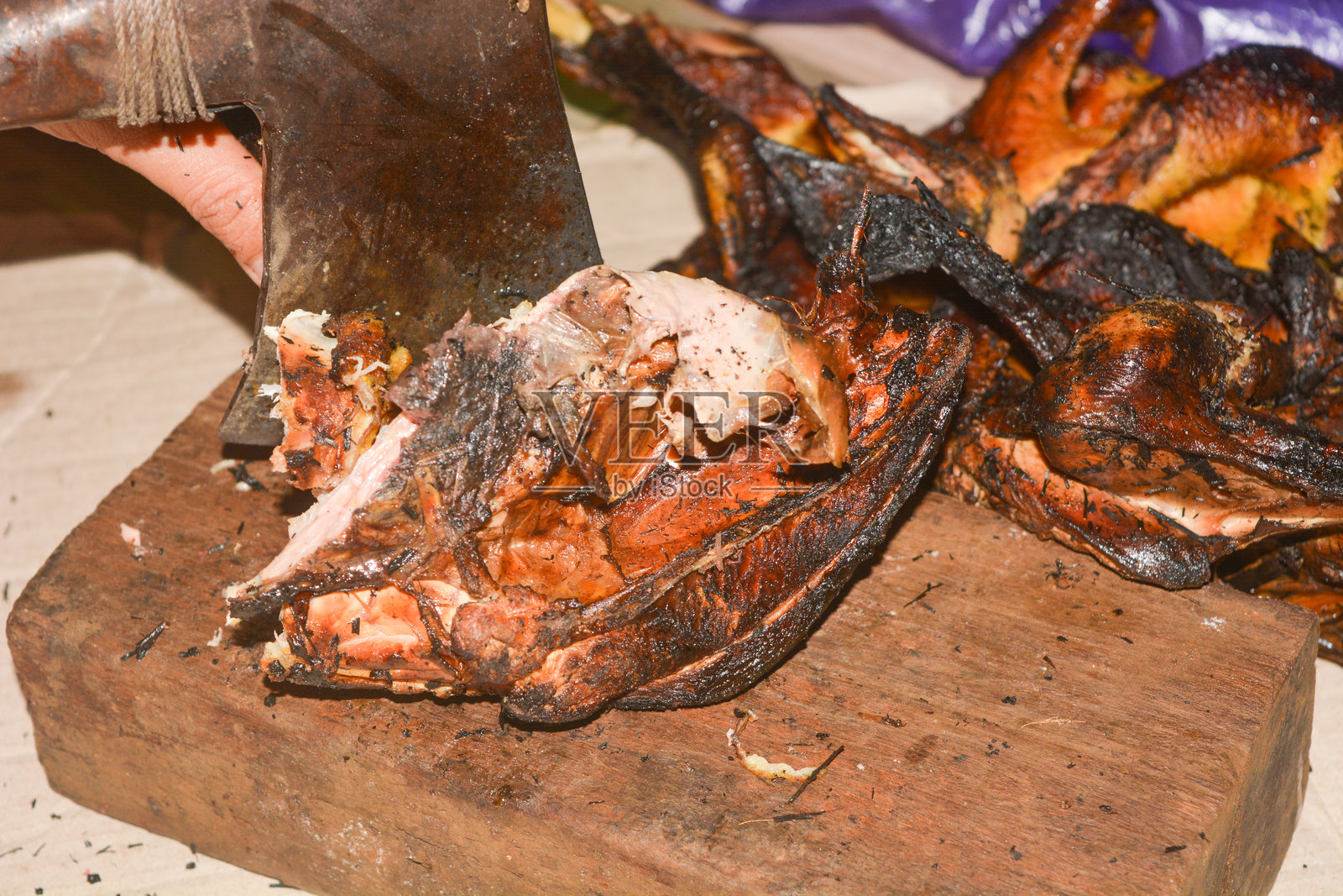 典型的印尼炭火烤鸡，使用印尼香草和香料烤制的鸡肉，印尼概念美食。照片摄影图片