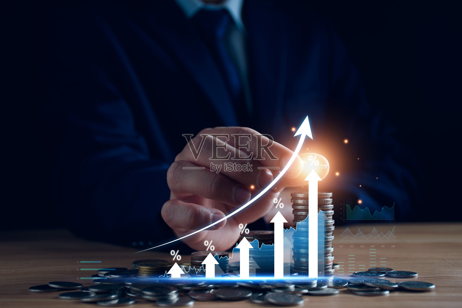 利率和股息概念。商人手持百分比符号和上升箭头，利率持续上升，股票和共同基金的回报，长期投资以备退休。照片摄影图片