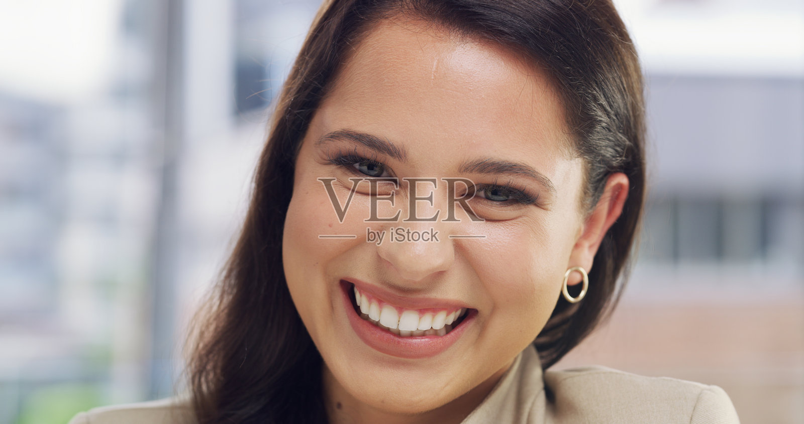 在办公室里微笑的商业女性肖像，搞笑而有趣，展现出专业与幽默。承诺、创意初创企业与女性员工的喜剧，适合企业家、骄傲与玩笑。照片摄影图片