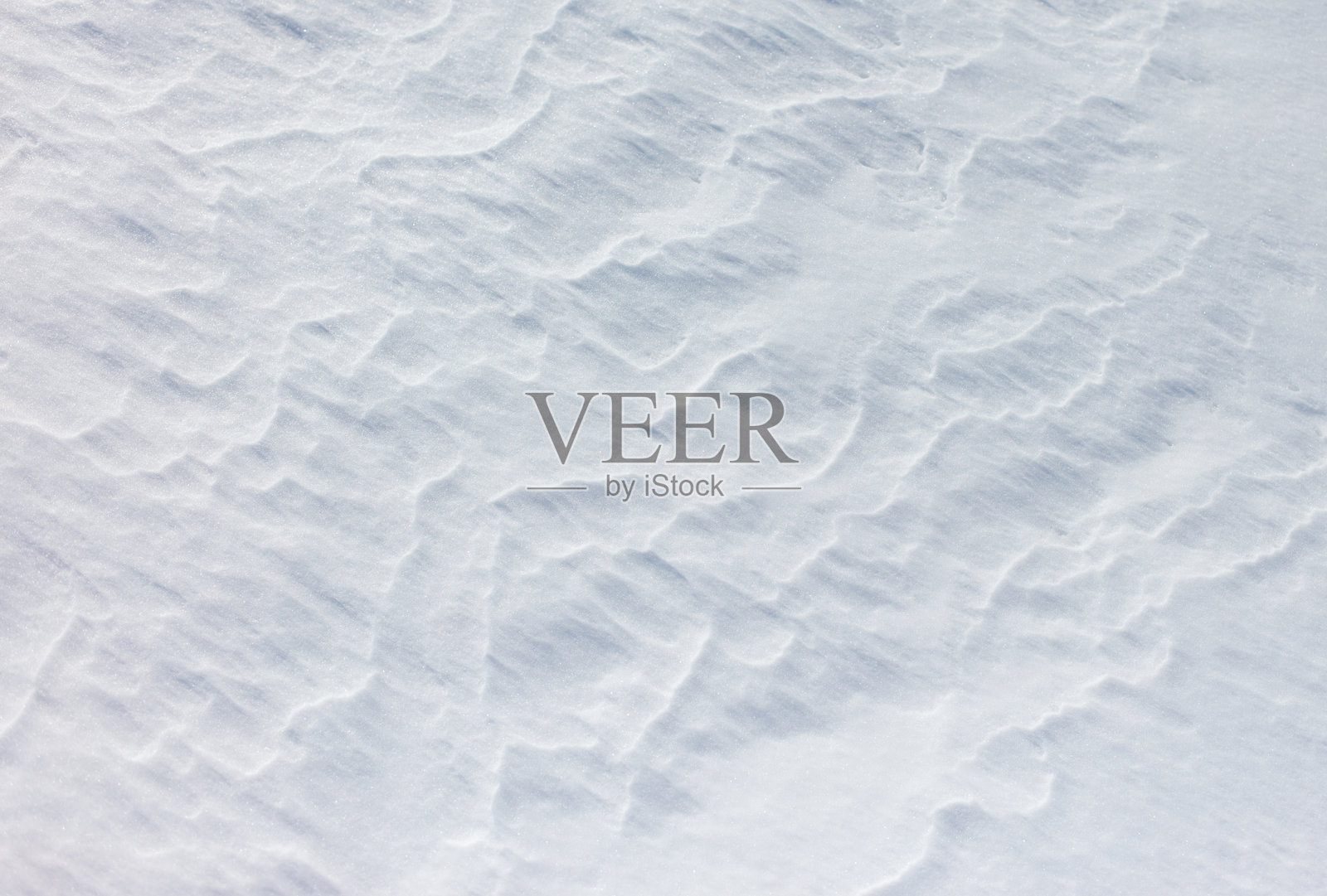 雪是白色的，地面上覆盖着雪。照片摄影图片