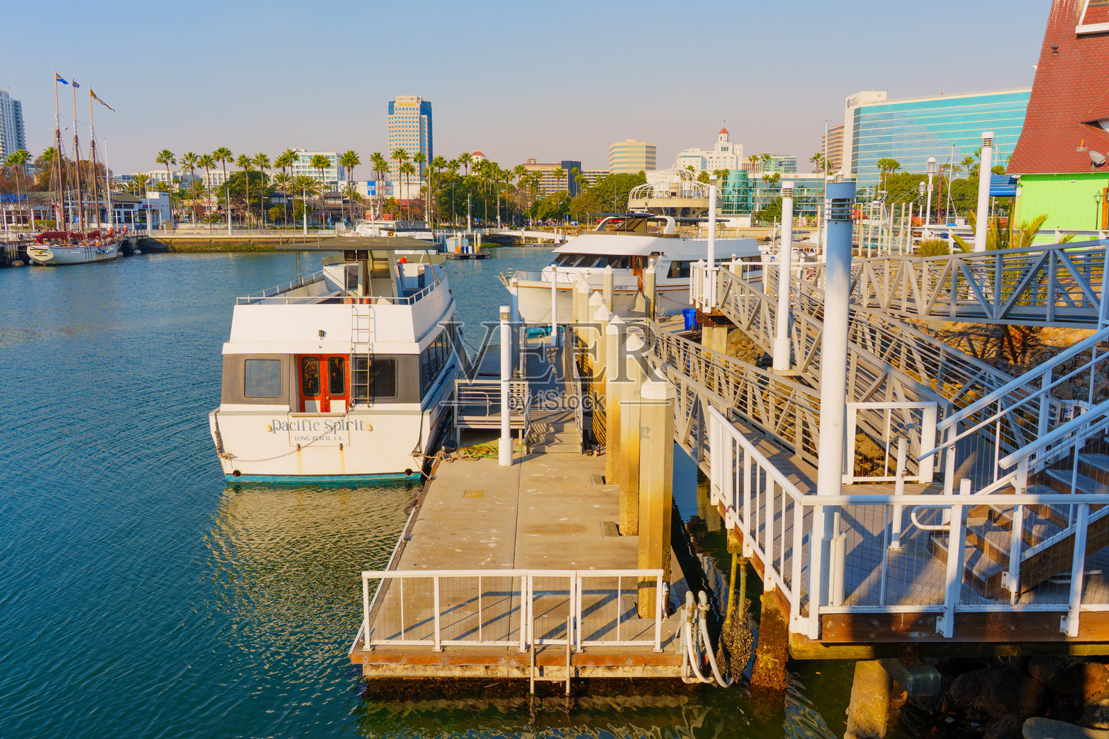 风景如画的长滩港游船巡游停靠点,船只与码头照片摄影图片