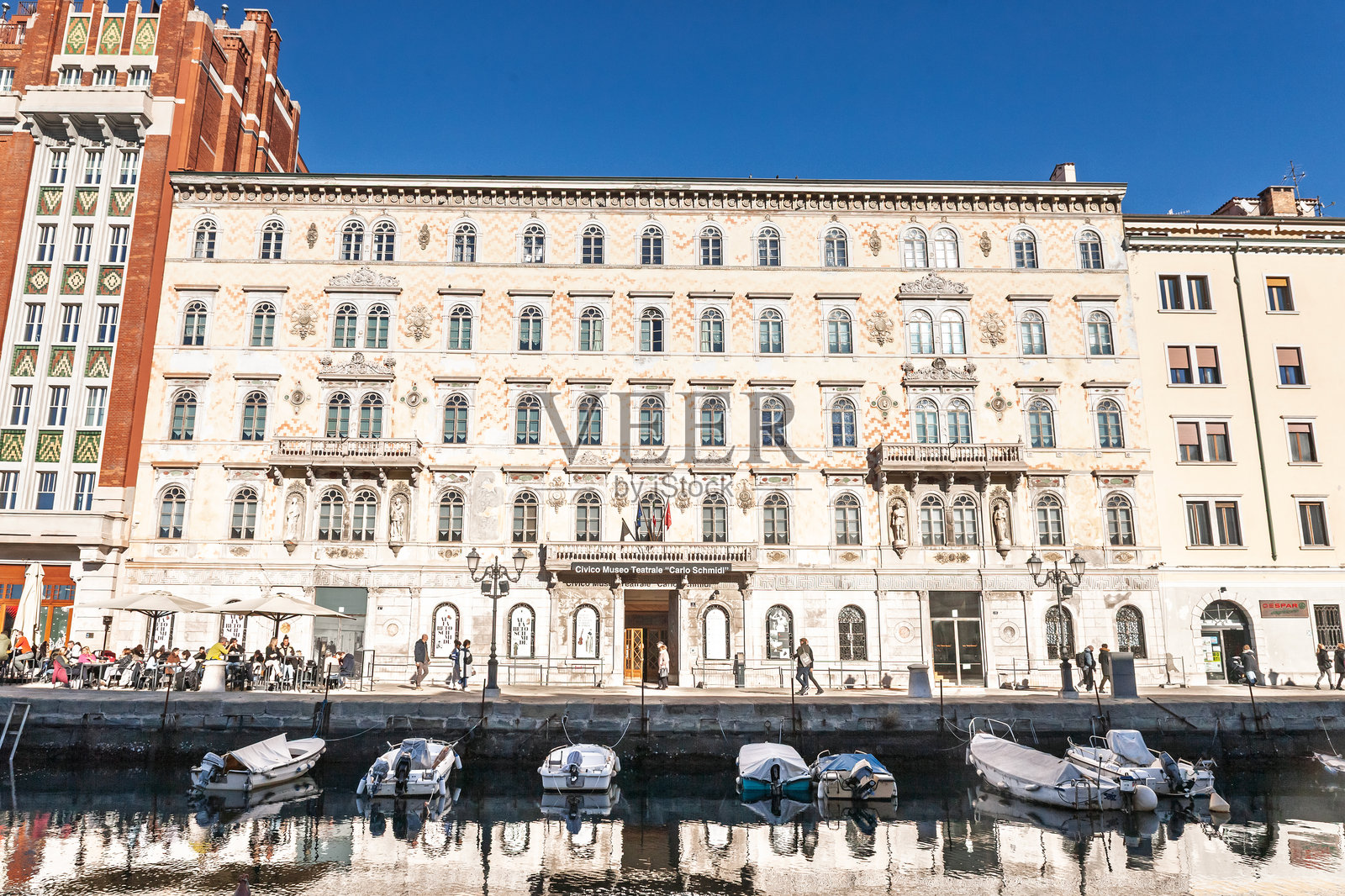 意大利的卡尔洛·施密德尔戏剧博物馆位于特里斯特大运河旁，展现了历史博物馆建筑和水滨文化遗产。照片摄影图片