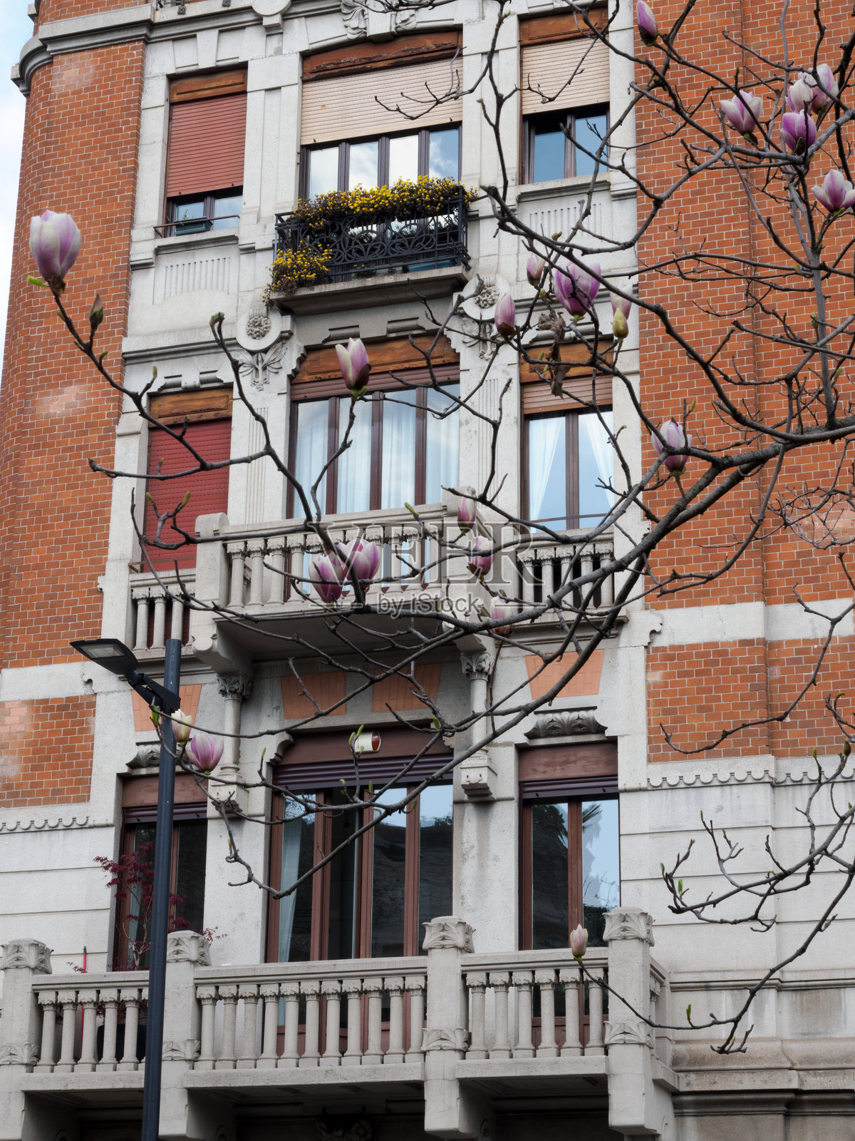 意大利米兰的塞姆皮奥内大街沿线的老住宅楼照片摄影图片