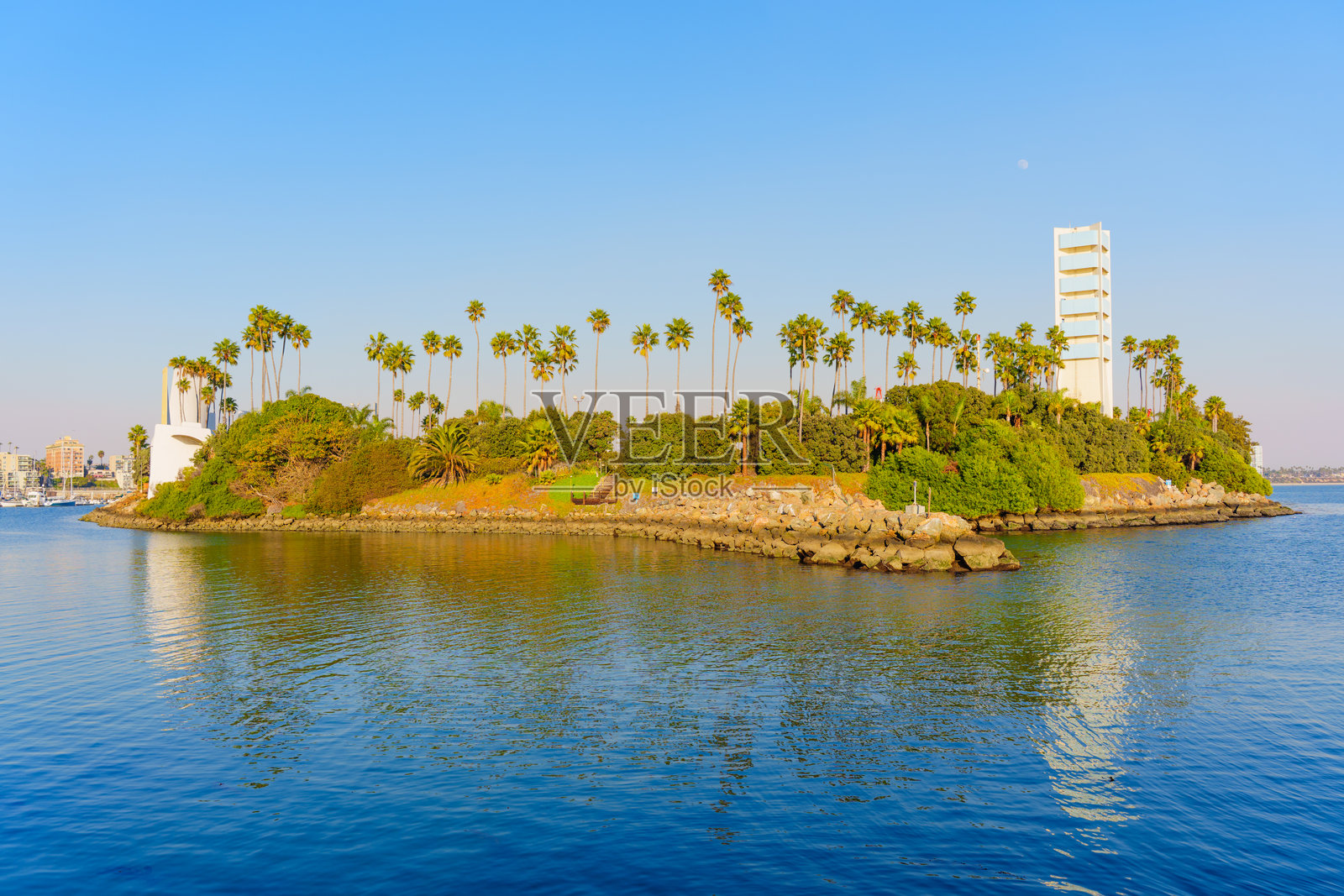 加州长滩的宁静格里森岛在晴朗的蓝天下照片摄影图片