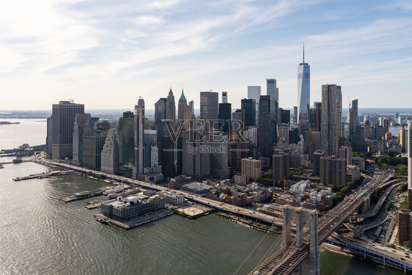纽约市金融区和东河天际线的鸟瞰图。照片摄影图片