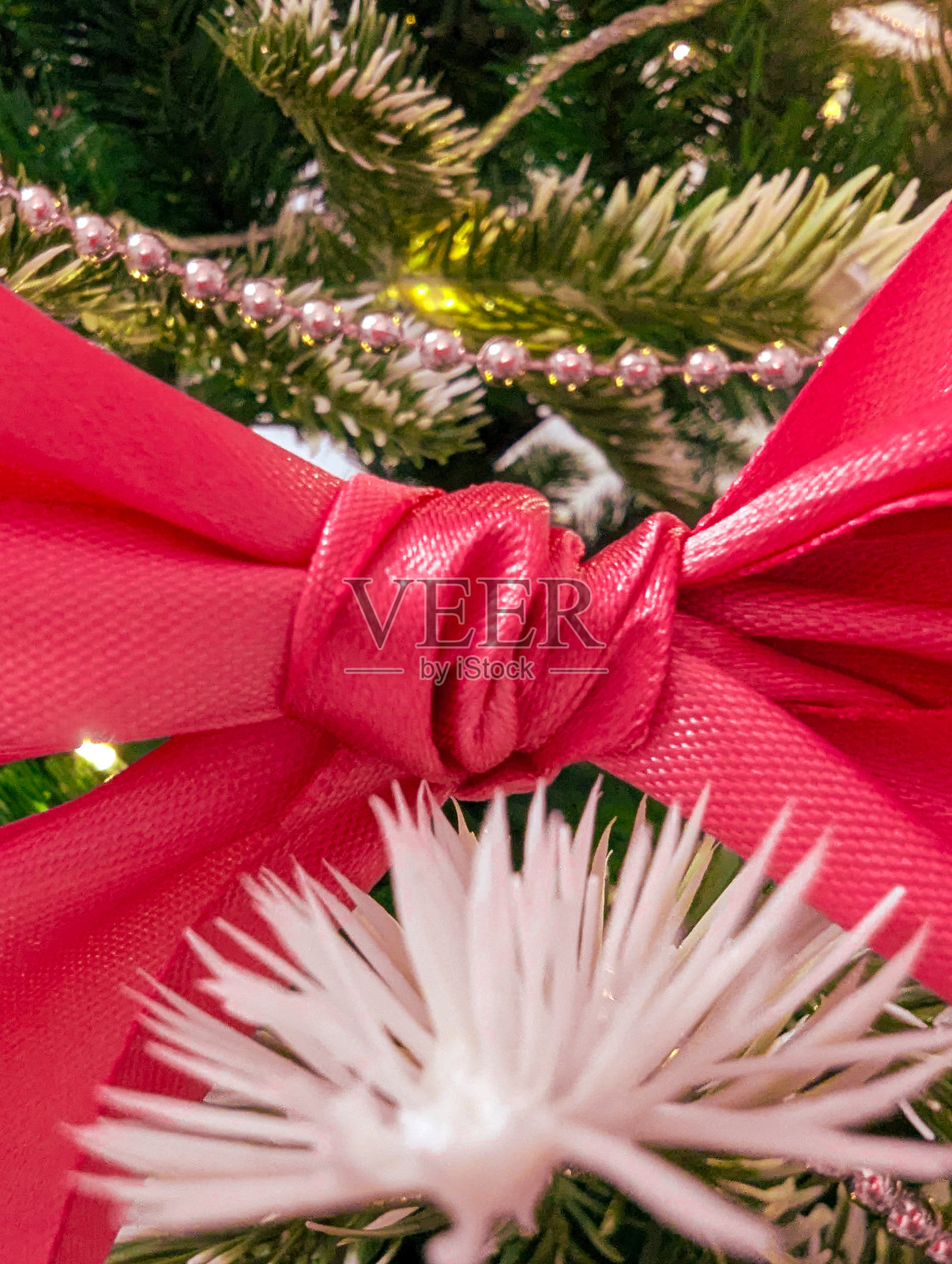 圣诞树上的节日红色蝴蝶结照片摄影图片