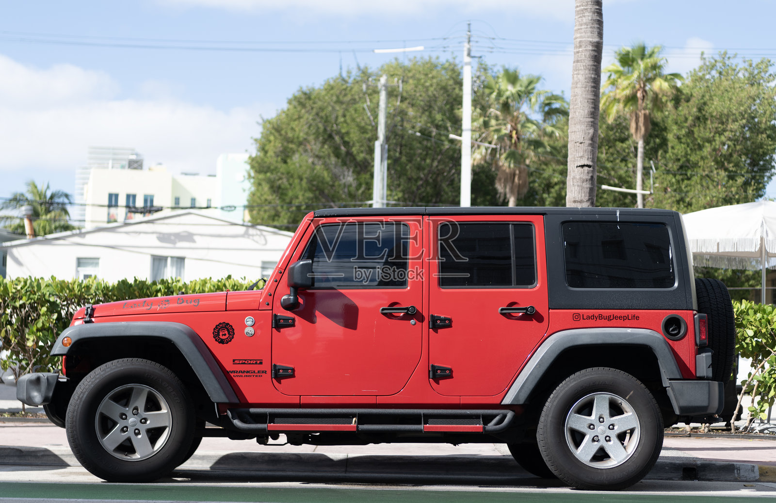 豪华的吉普牧马人SUV类型汽车。吉普牧马人停在户外。吉普牧马人的侧面视图。吉普牧马人SUV汽车。照片摄影图片