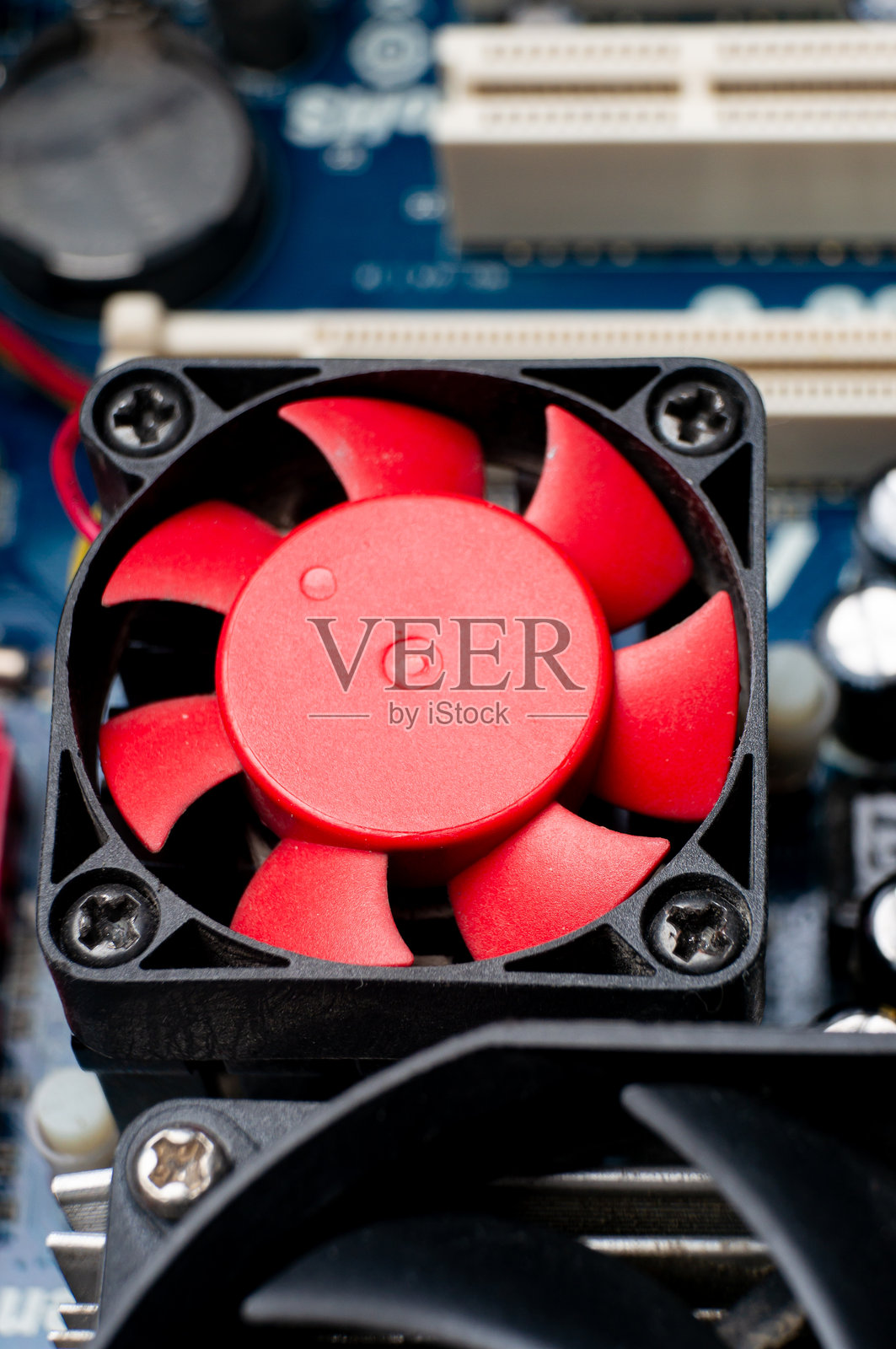 带有大型散热器和冷却器的电路板照片摄影图片