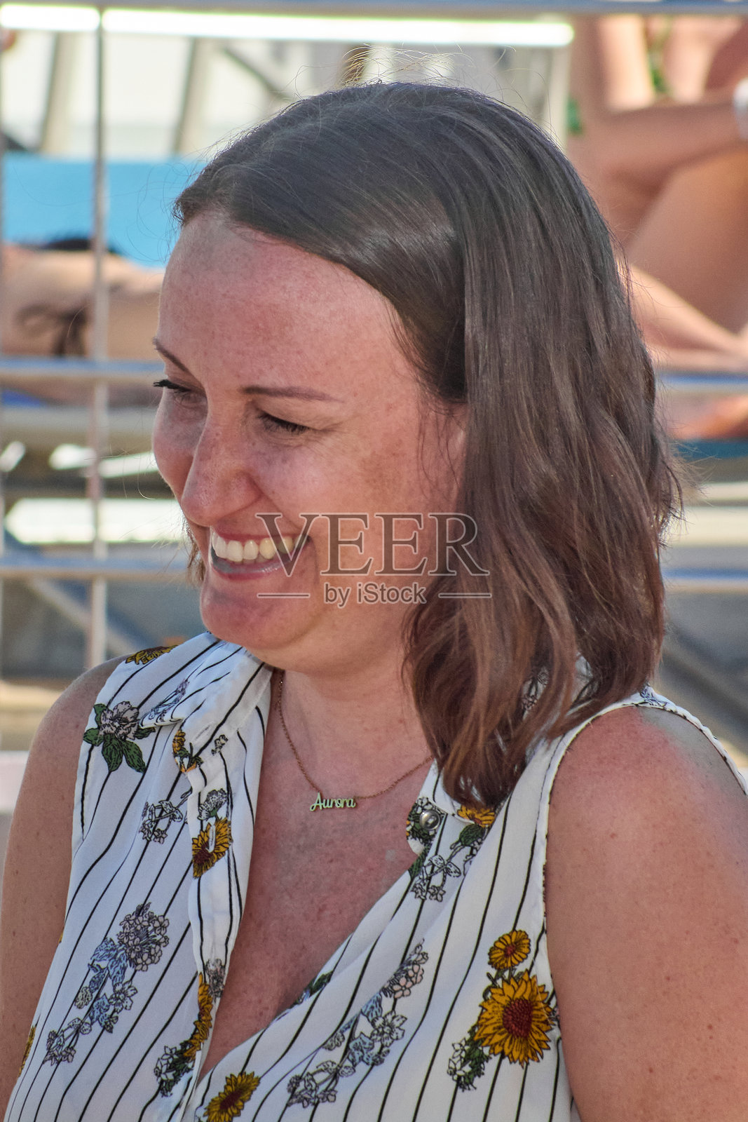 面带友好目光的女性照片摄影图片