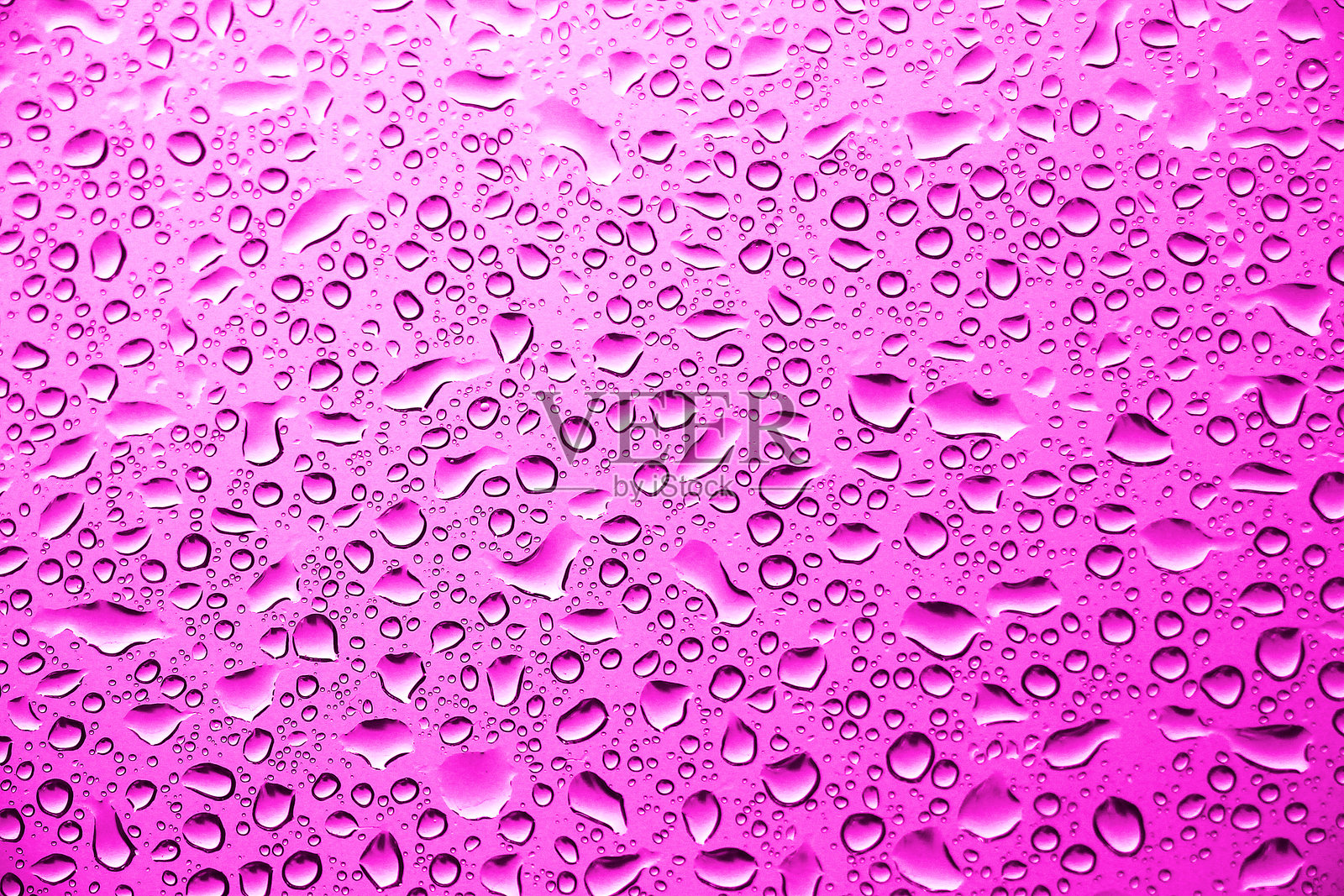 粉色背景上的水滴照片摄影图片