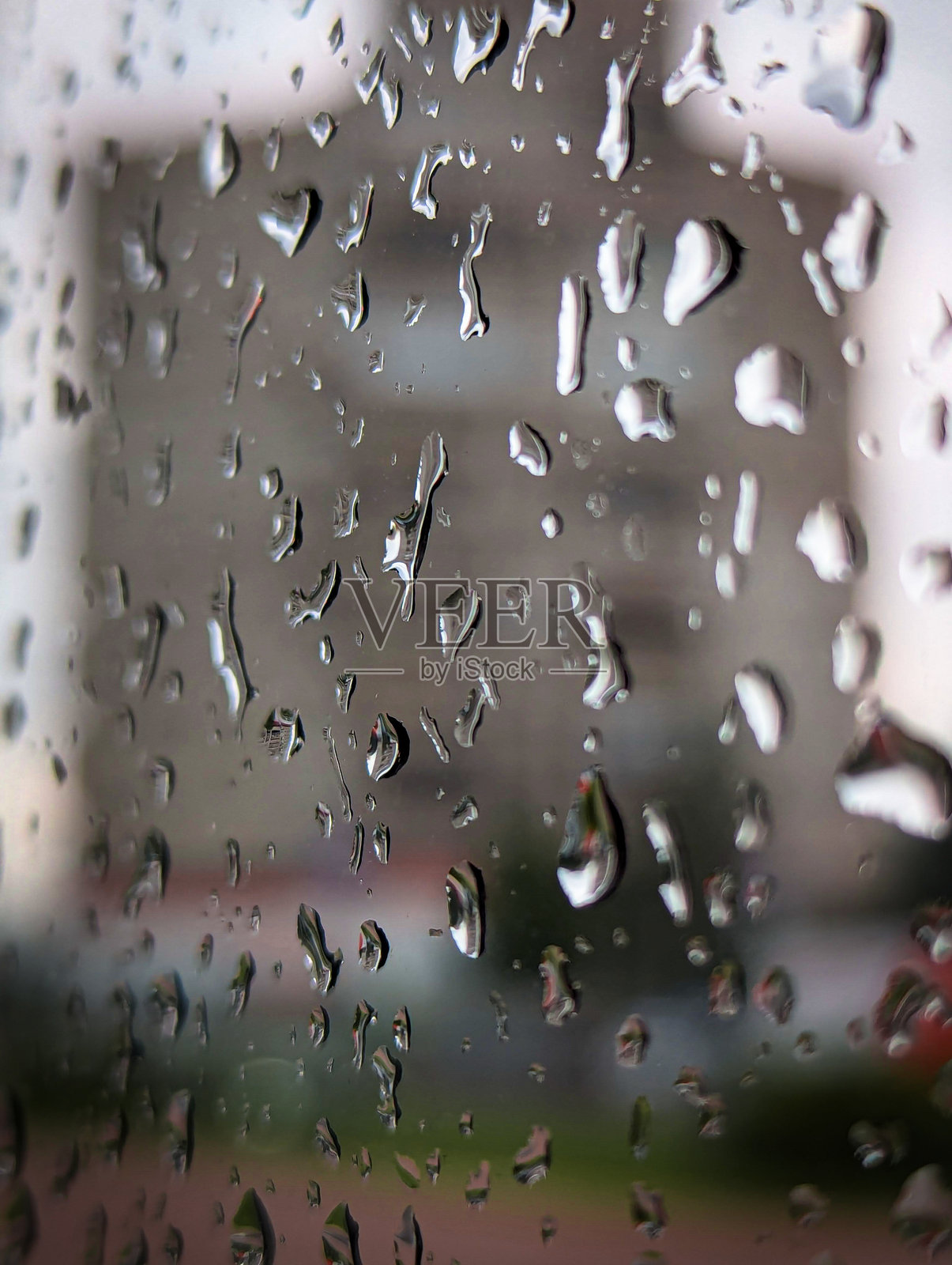窗户上的雨滴与模糊的背景照片摄影图片