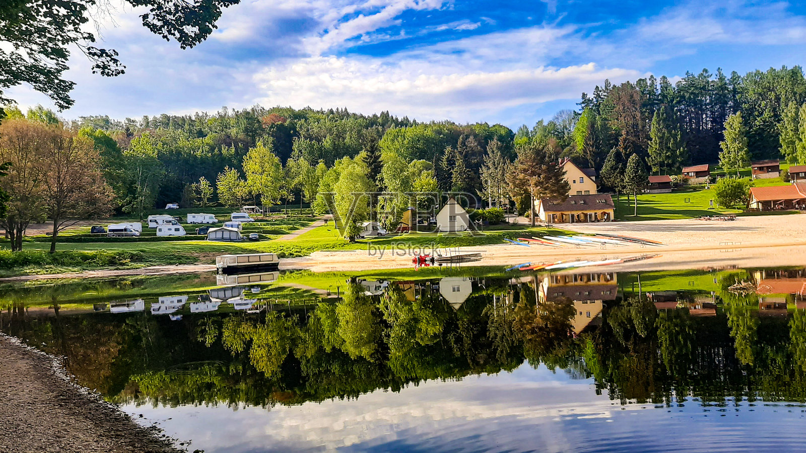 湖对岸房屋和露营地的美丽景色照片摄影图片