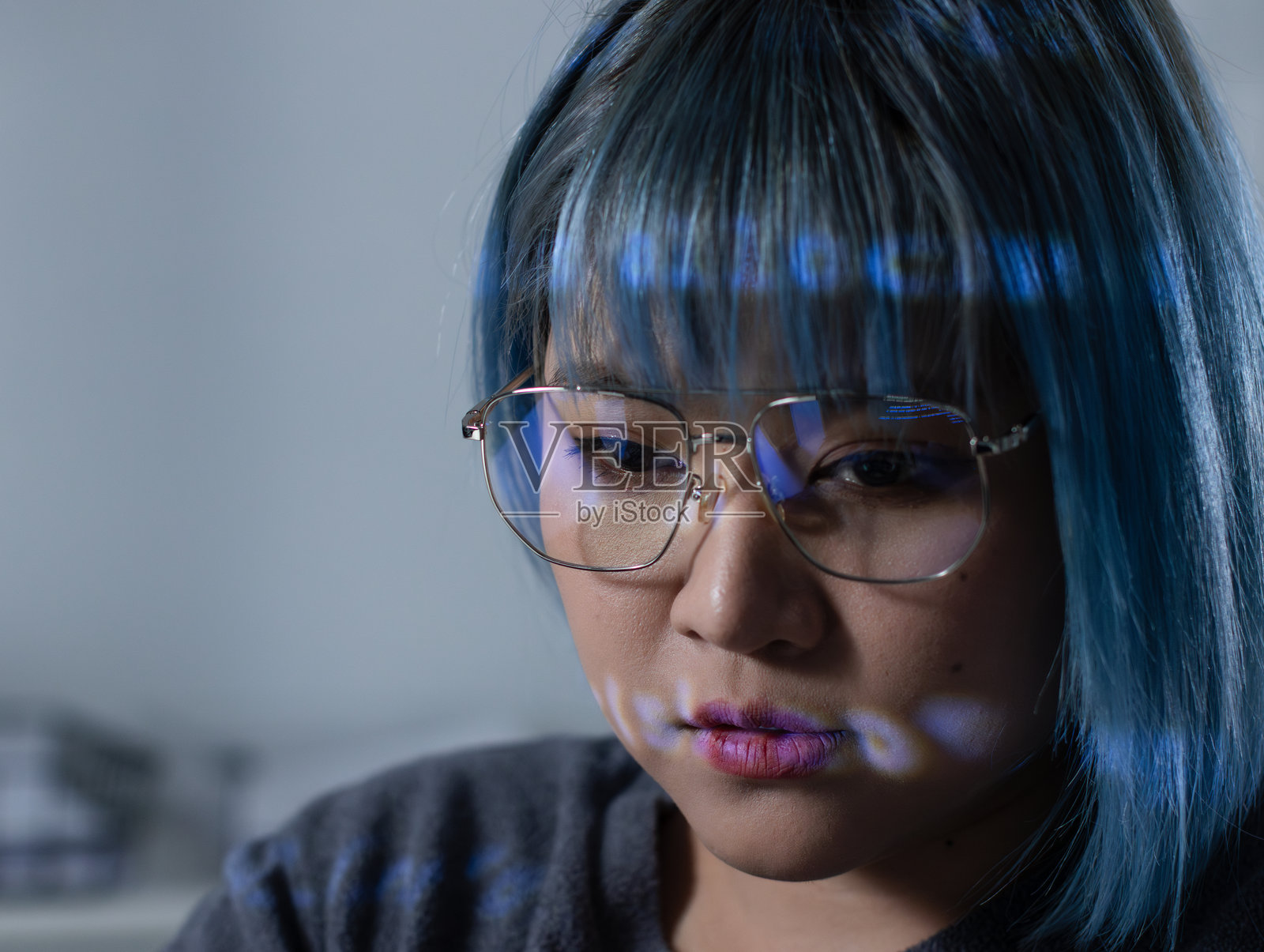 专注的女性软件开发人员，程序员在现代办公室中查看笔记本电脑上的代码。照片摄影图片