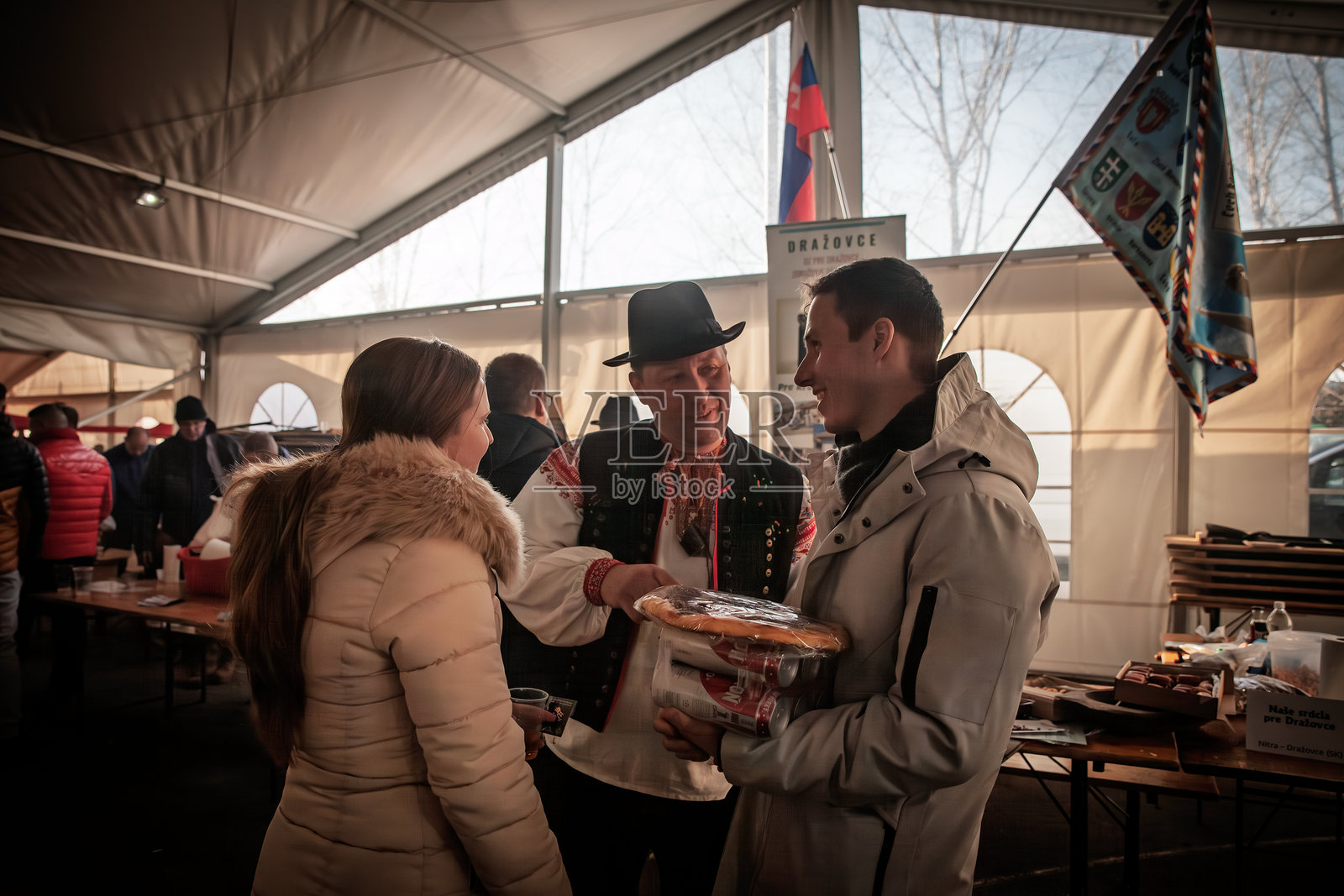 身穿传统斯洛伐克服装的男性在巴基彼得罗瓦茨摆姿势，庆祝文化遗产。伏伊伏丁那省有着强大的斯洛伐克少数民族和社区。照片摄影图片