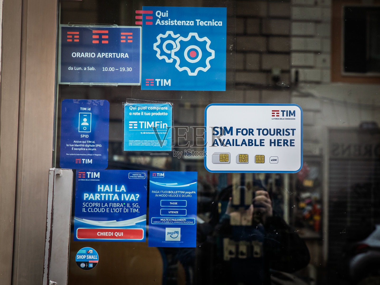 罗马的TIM零售商为游客宣传SIM卡，展示意大利电信品牌的存在。TIM是意大利主要的电话运营商。照片摄影图片
