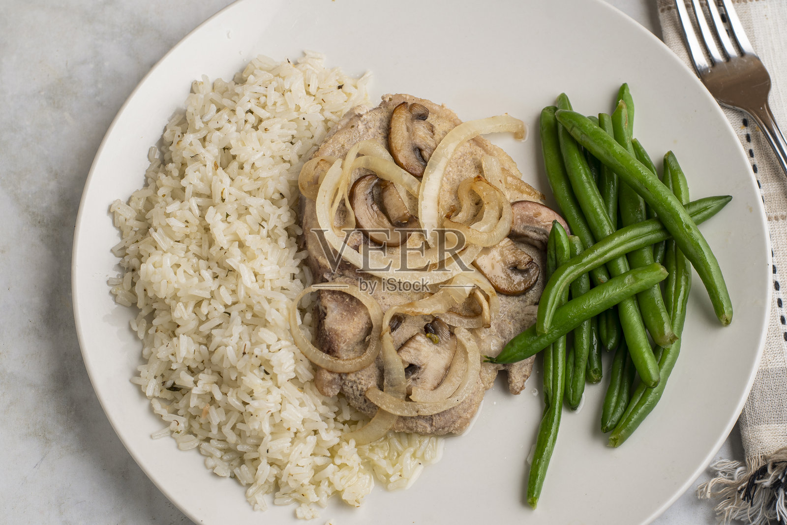 猪排配米饭和青豆照片摄影图片